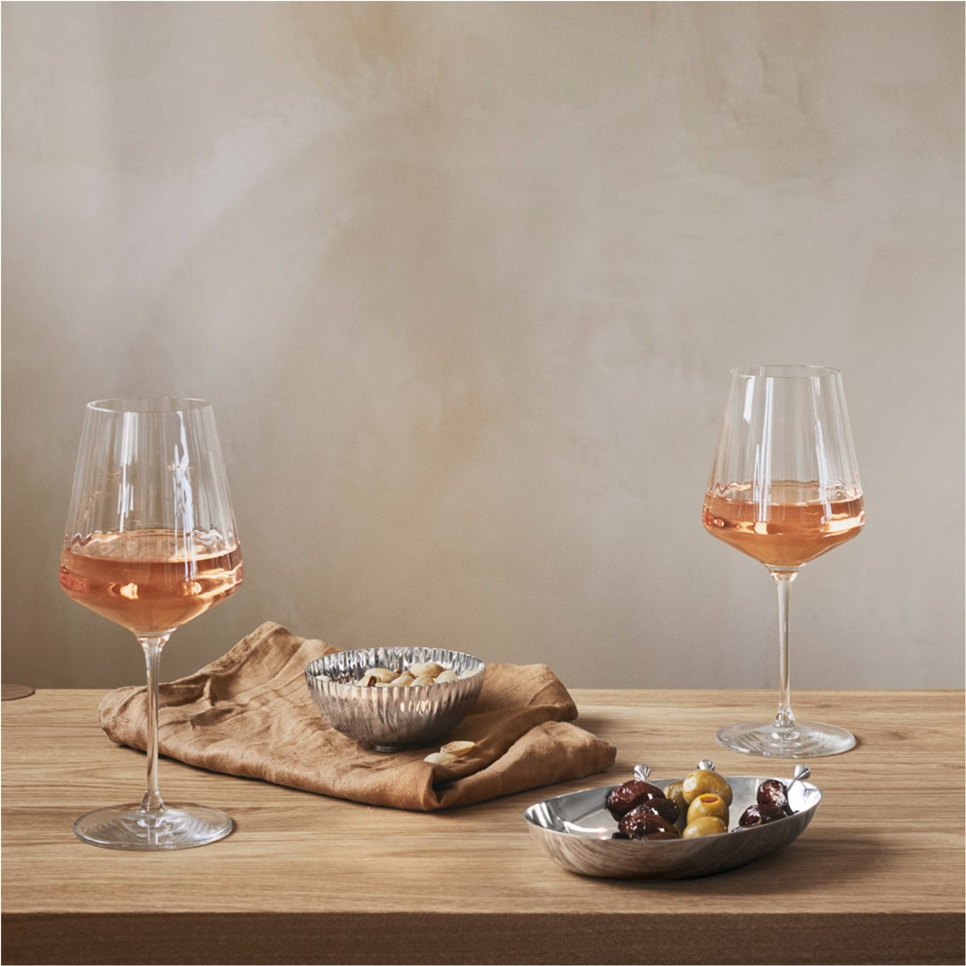 Tray with 3 Bowls, Weinglas, Roséwein, Weinglas, Snackteller, Nussenschale