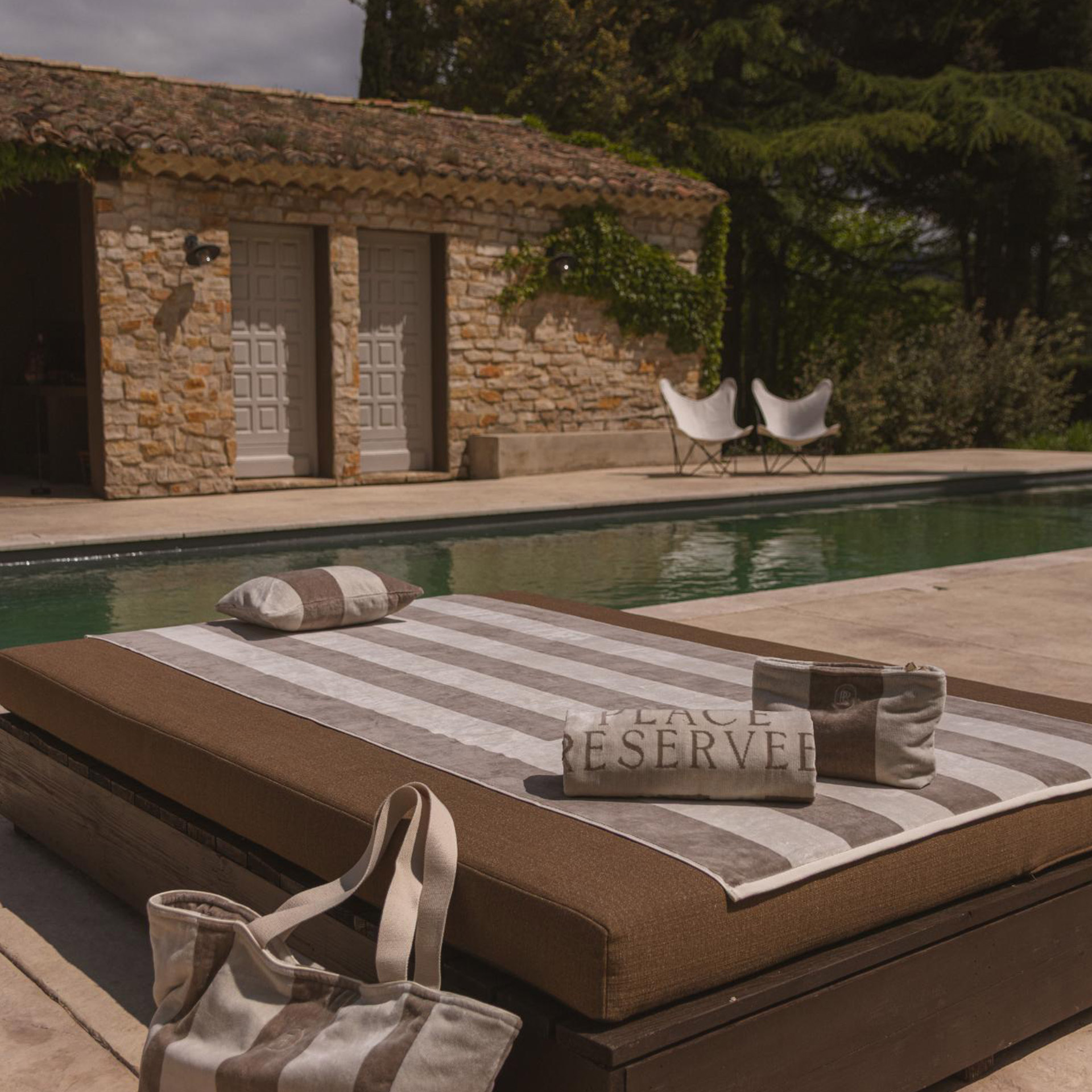 Place Reservee CLASSIC Kissen 30x40 cm Sand, poolside, Lounge-Bett, gestreiftes Tuch, Kissen, Steinhaus