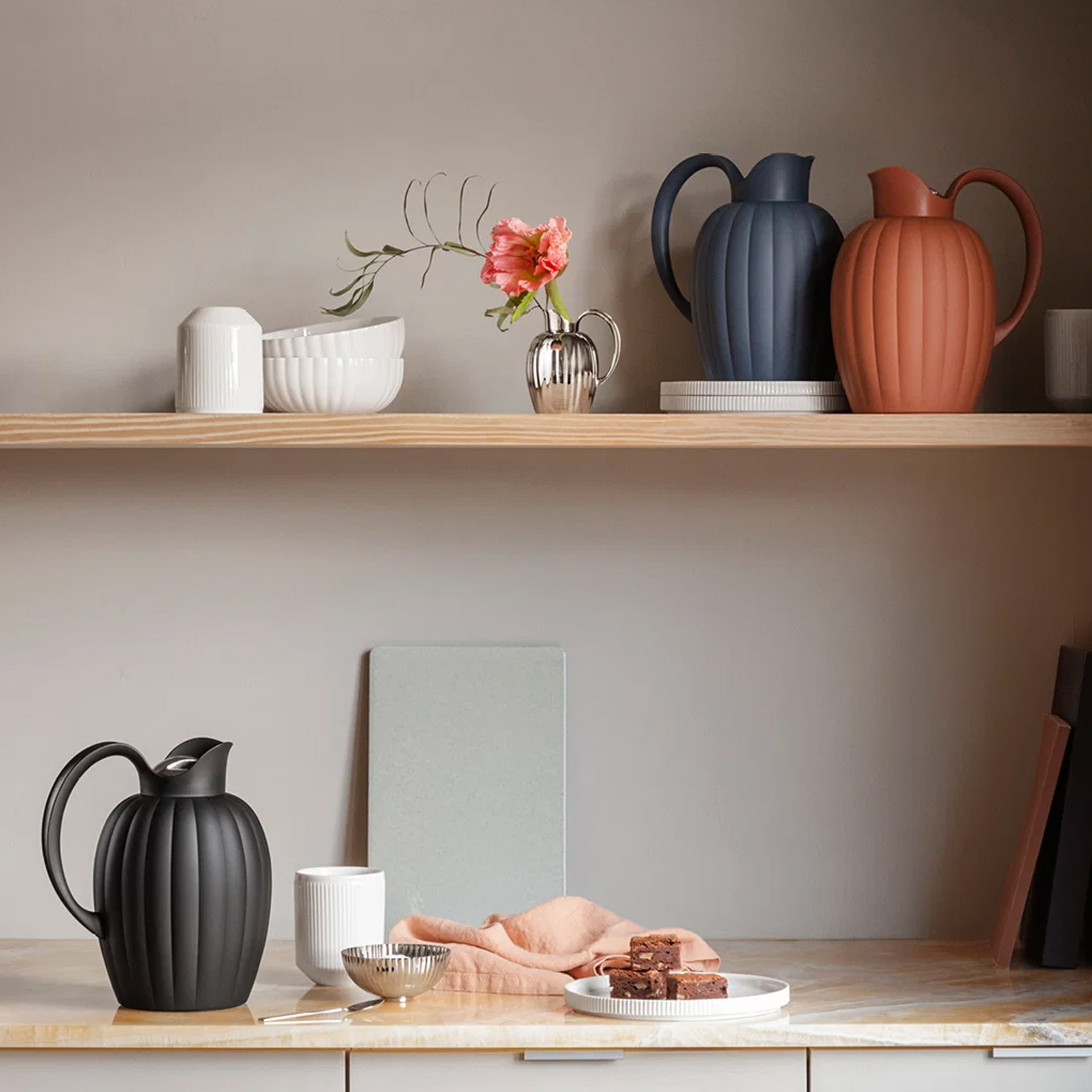 Thermo Jug 1 l black, Küchenutensilien, Karaffe, Karaffe aus Keramik, Keramikkrug, Regal-Dekoration