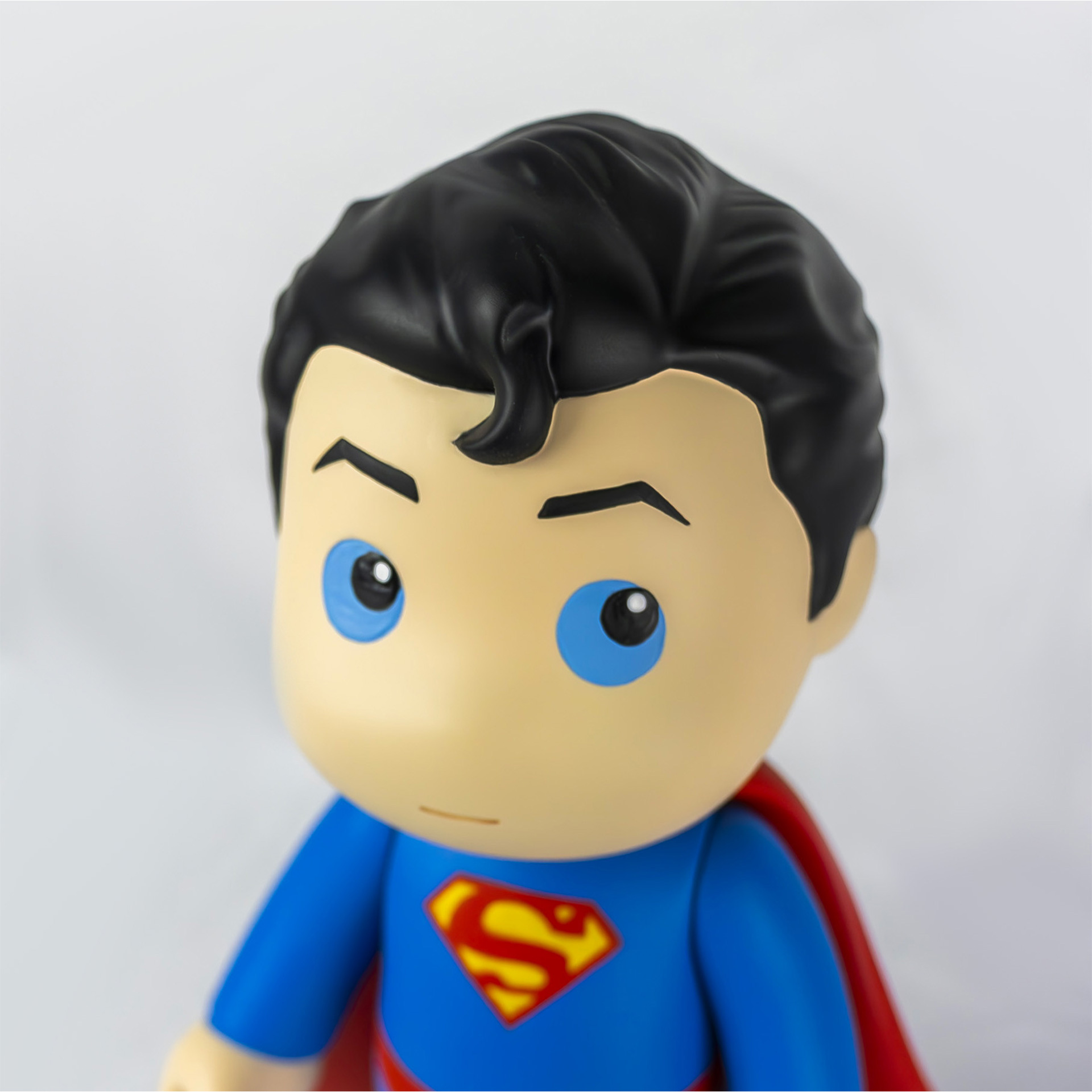 Superman 25 cm, Superman Figur, Actionfigur, blauer Anzug, roter Cape, gelbes Emblem