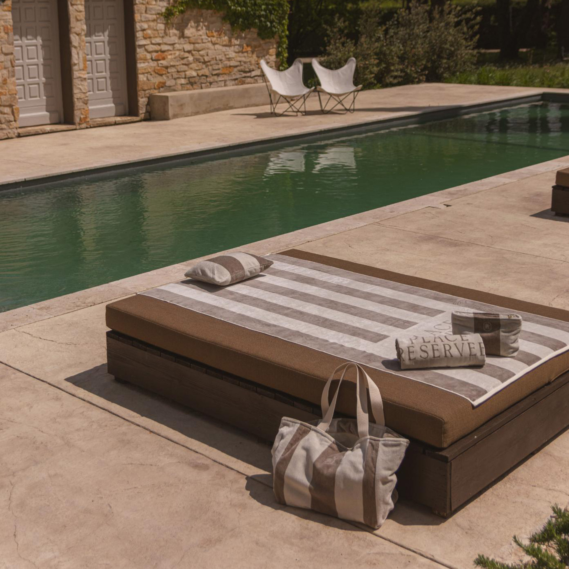 Place Reservee CLASSIC Kissen 30x40 cm Sand, outdoor-lounge, poolside, cushioned-bed, striped-towel, tote-bag