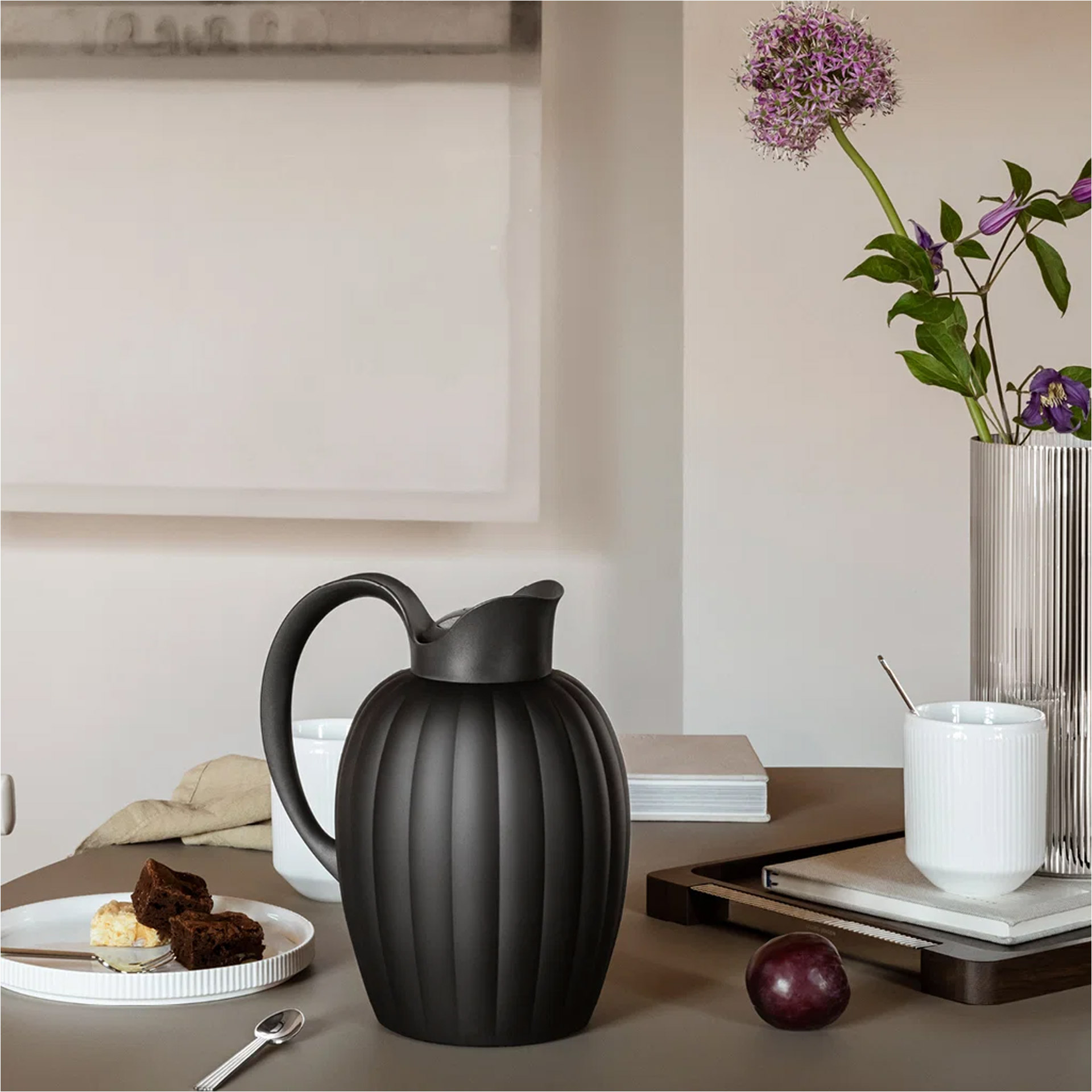 Thermo Jug 1 l black, Karaffe, Kaffeekanne, Schwarze Vase, Tischdeko, Alltagsgeschirr