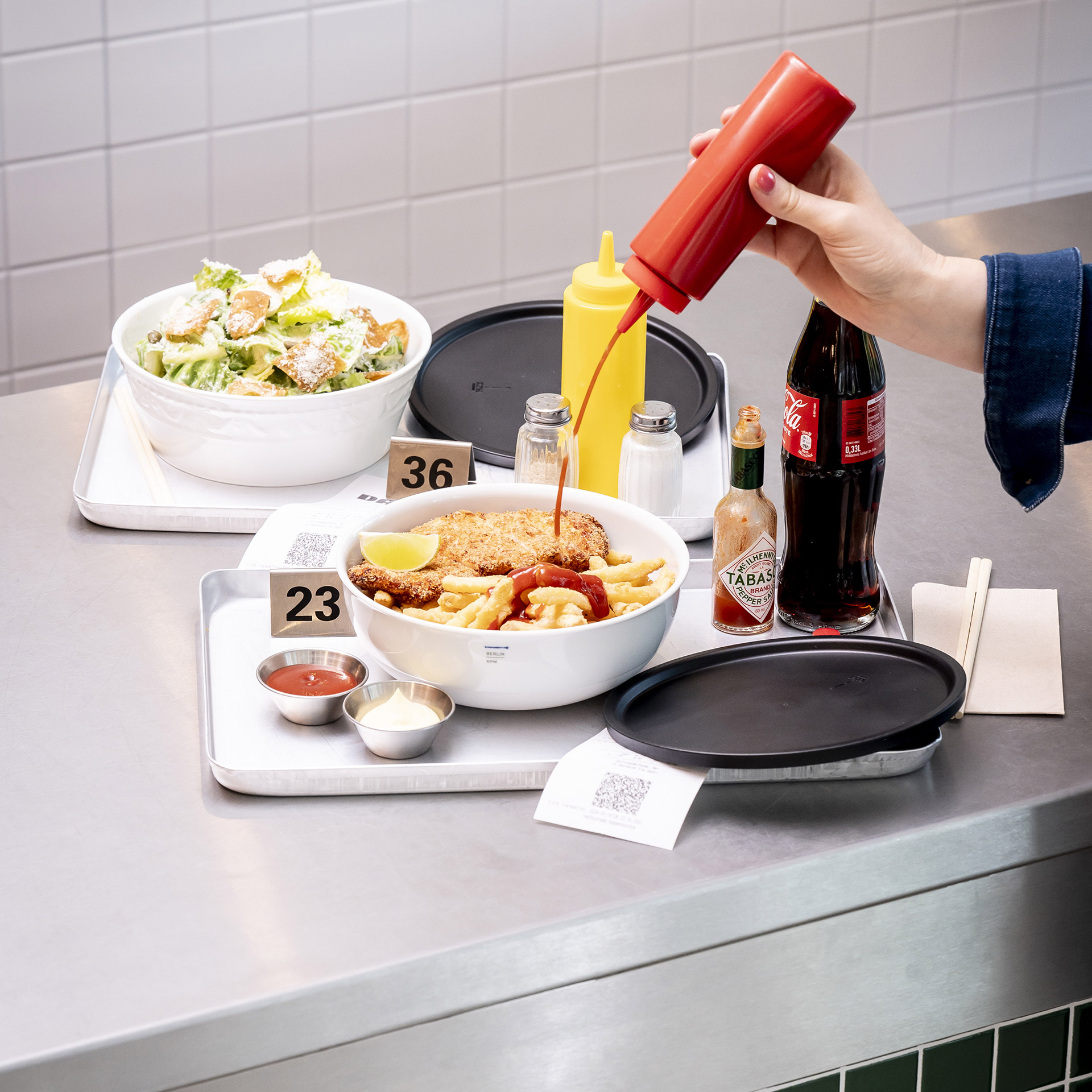 To-Go Box 1.00 l White, Cobb-Salat, Pommes, Schnitzel, Ketchup, Barbecue-Sauce