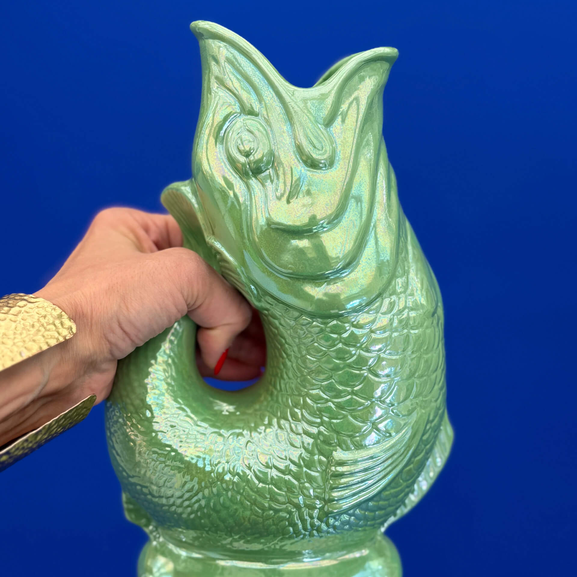 Gluckigluck, Lustre Collection, Jug apple green Special Edition XL 1.20 l, grüner fischfigur, dekoratives gießkunstobjekt, glasfigur, grünschimmer, handgehaltene skulptur