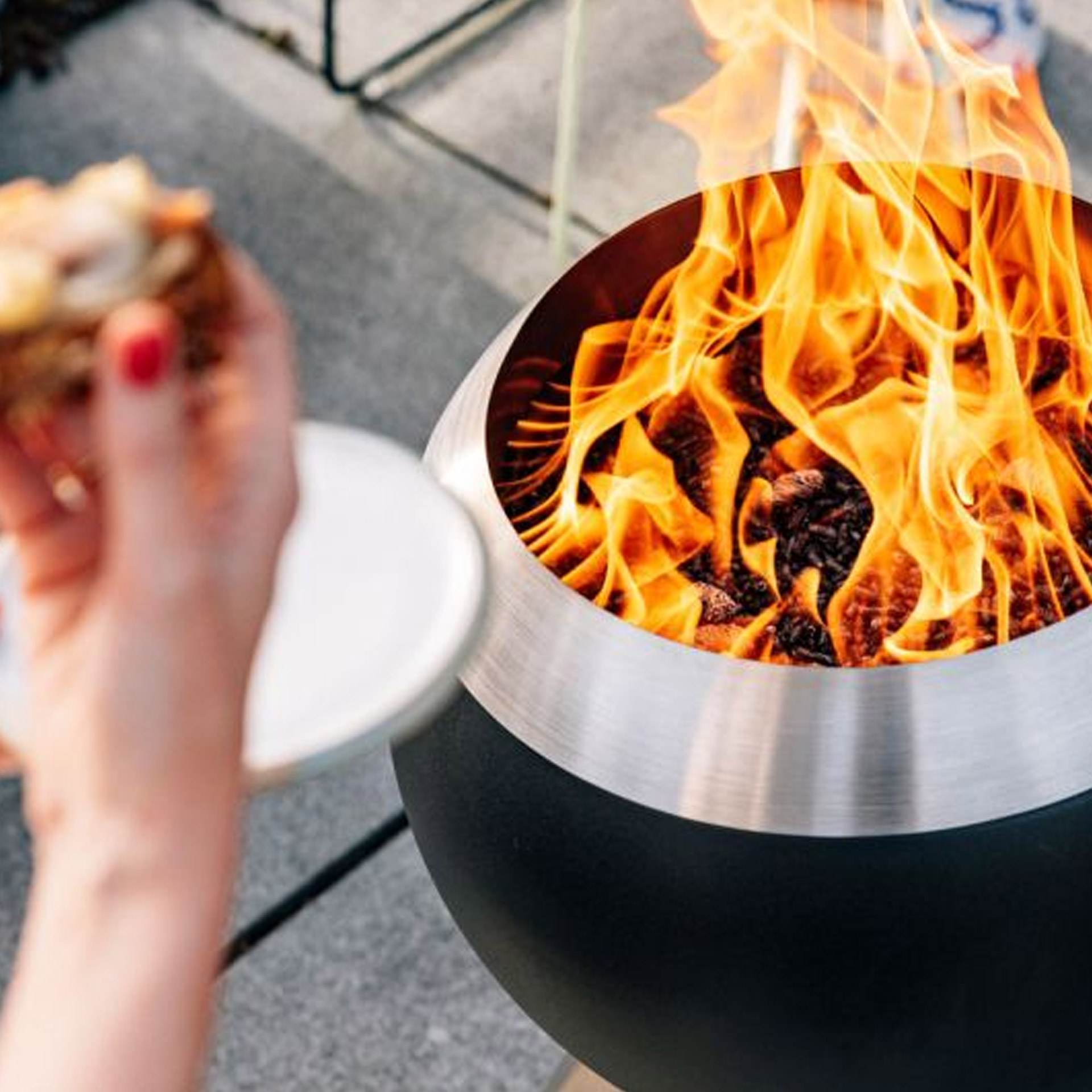 Premium Wood Pellets, Feuerstelle, Feuertopf, Grillkugel, Feuer brennt, Backeigenschaften