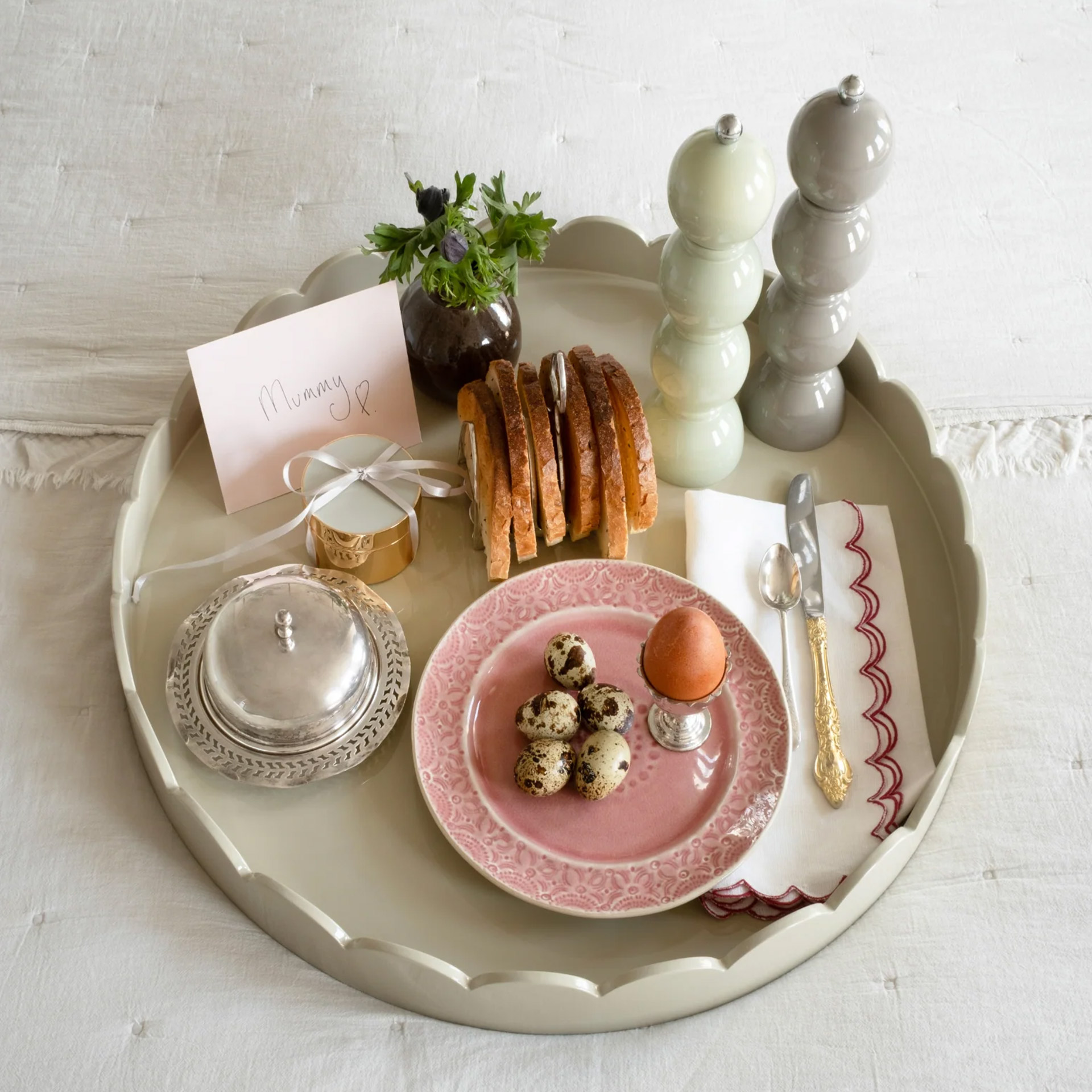 Salt- Pepper Mill chiffon grey 24 cm, eitelkrone?, Tablett, Tafelgeschirr, rosa Teller, Scheiben Brot, Eier, Kaffeetafel