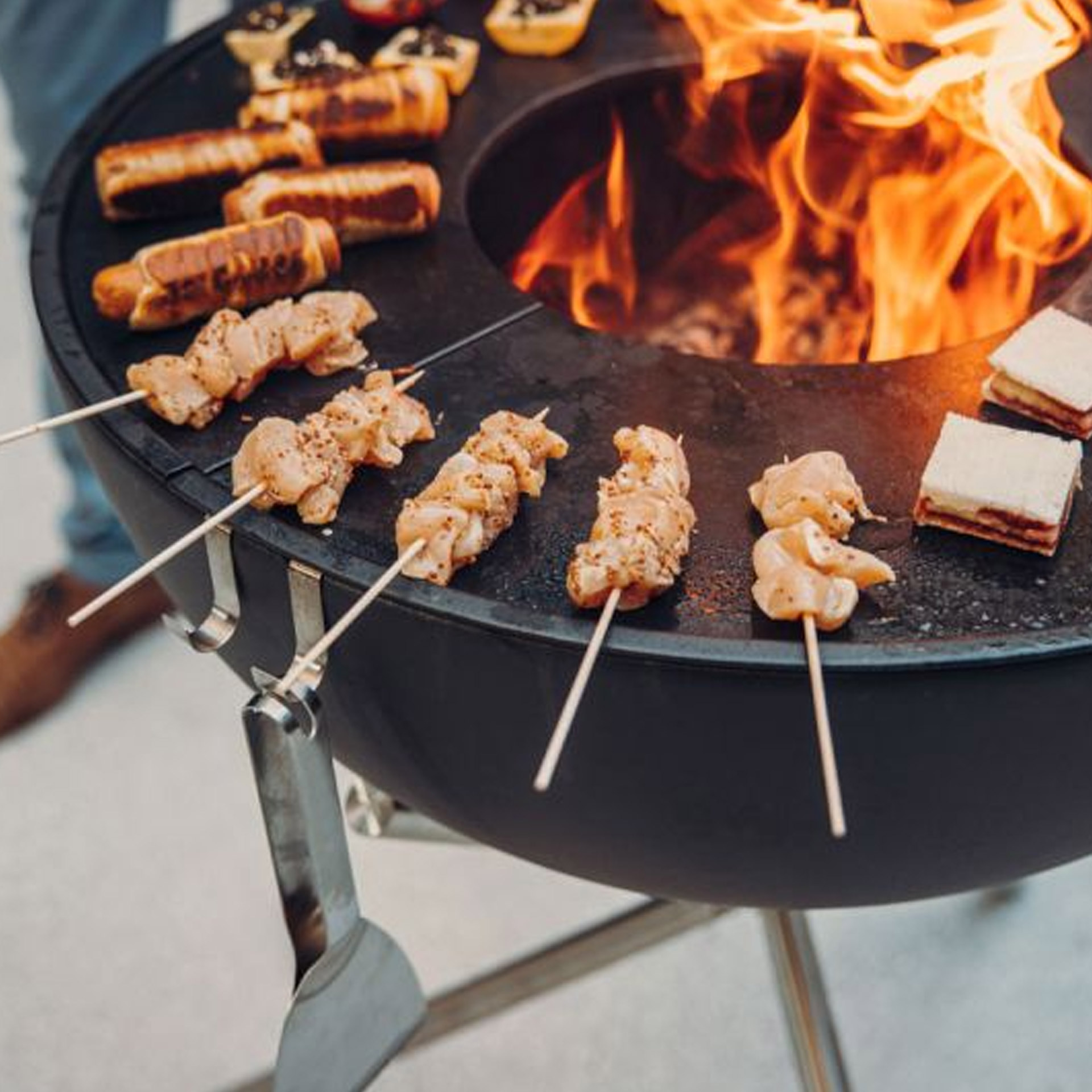 Fire Bowl 70 with tripod, Grillspieße, Hähnchen, Fleischwürfel, Grillplatte, Schaschlik