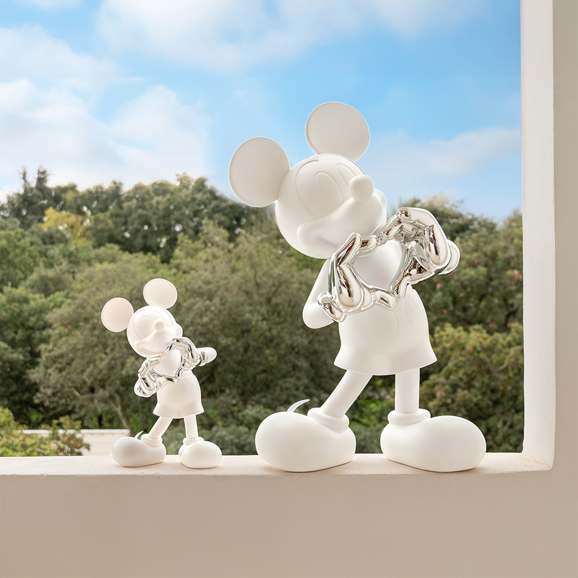 Mickey with Love by Kelly Hoppen white & silver 30 cm, Mickey Maus Figur, Skulptur, Weißes Statuette, Glitzerndes Herz-Form, Metallisches Herz
