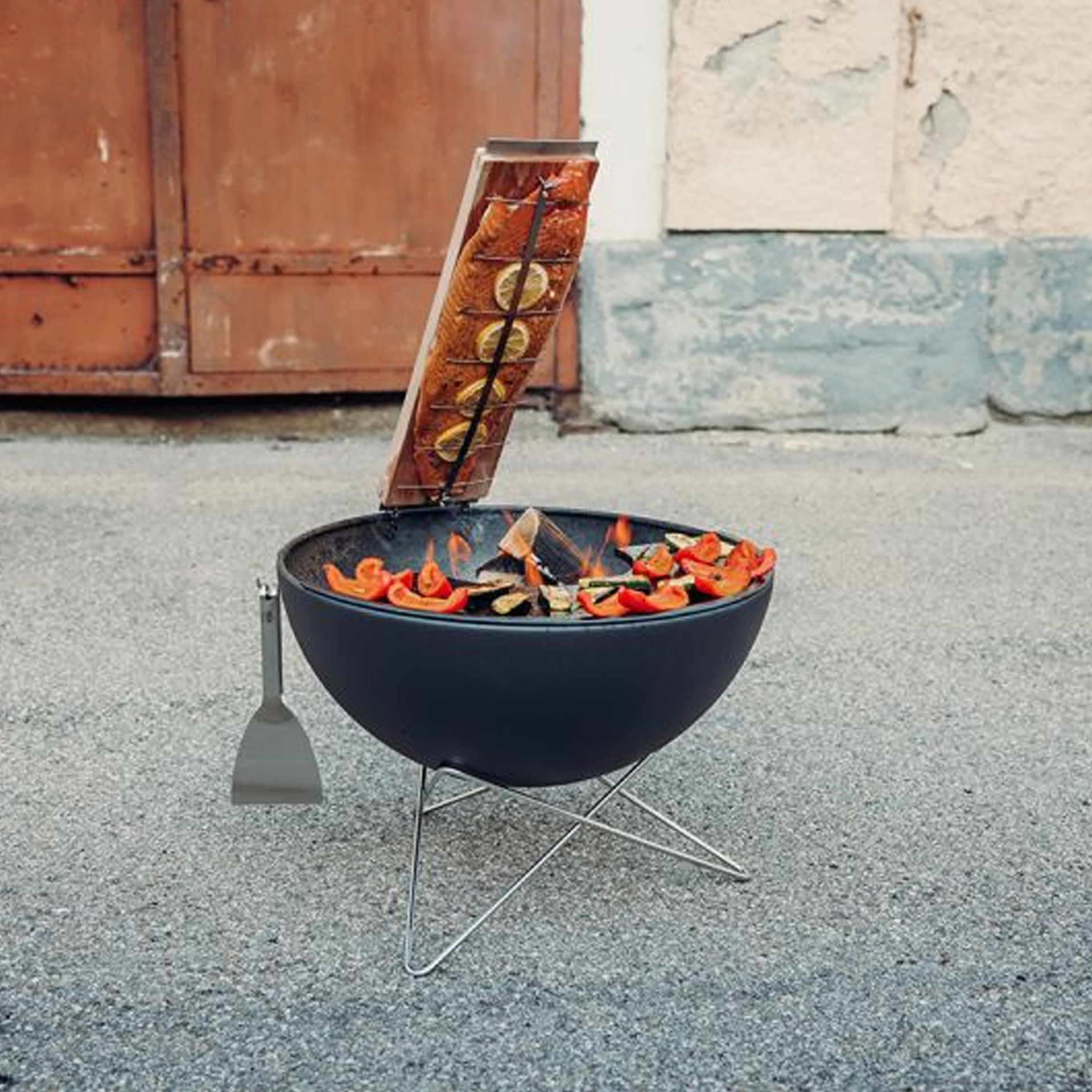 Flame-grilled salmon board, Grill, Holzkohlegrill, Rundgrill, Grillrost, Kohlerost