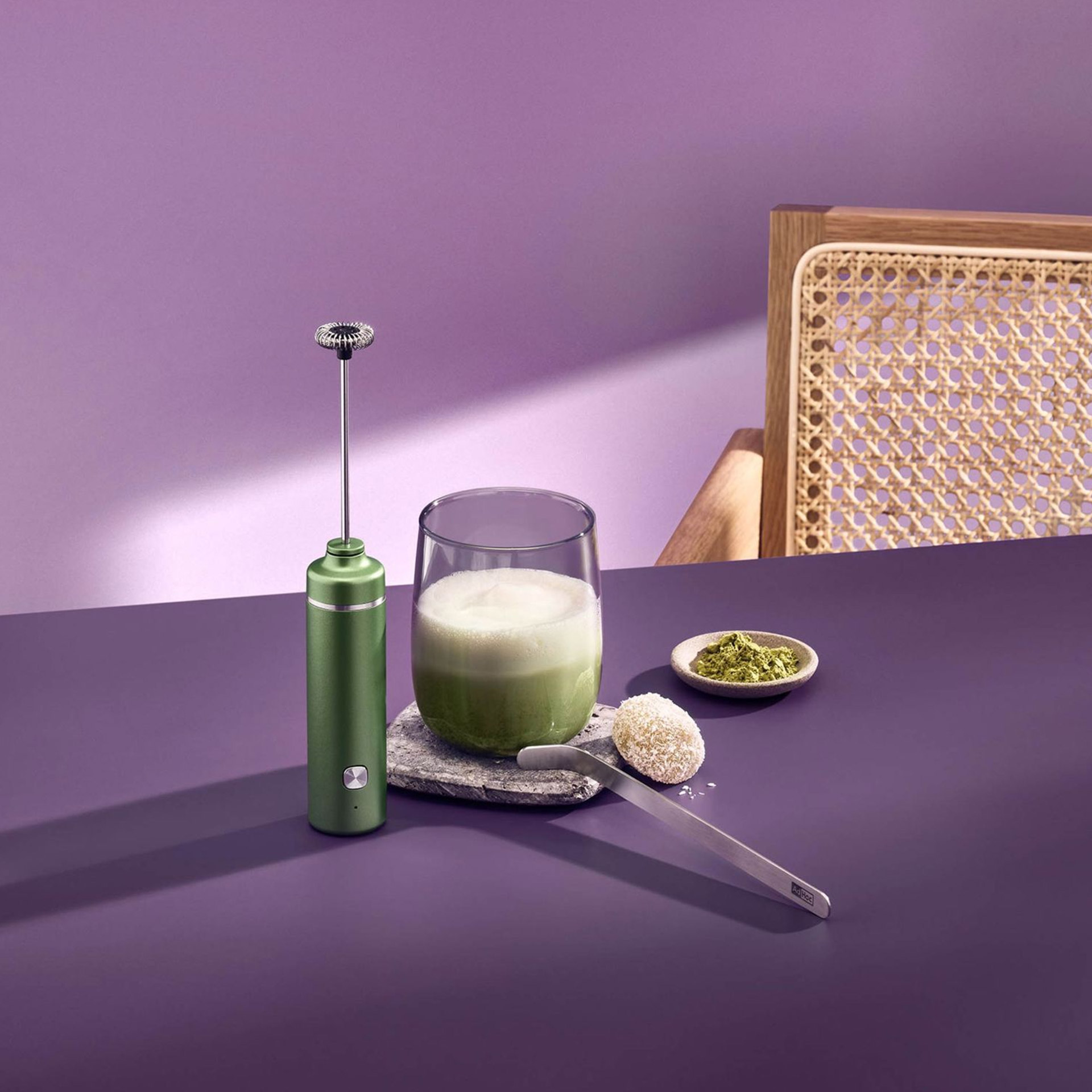 Matcha Lover's Set, handheld blender, grün, Glas mit Getränk, Matcha-Setup, Küchenwerkzeug