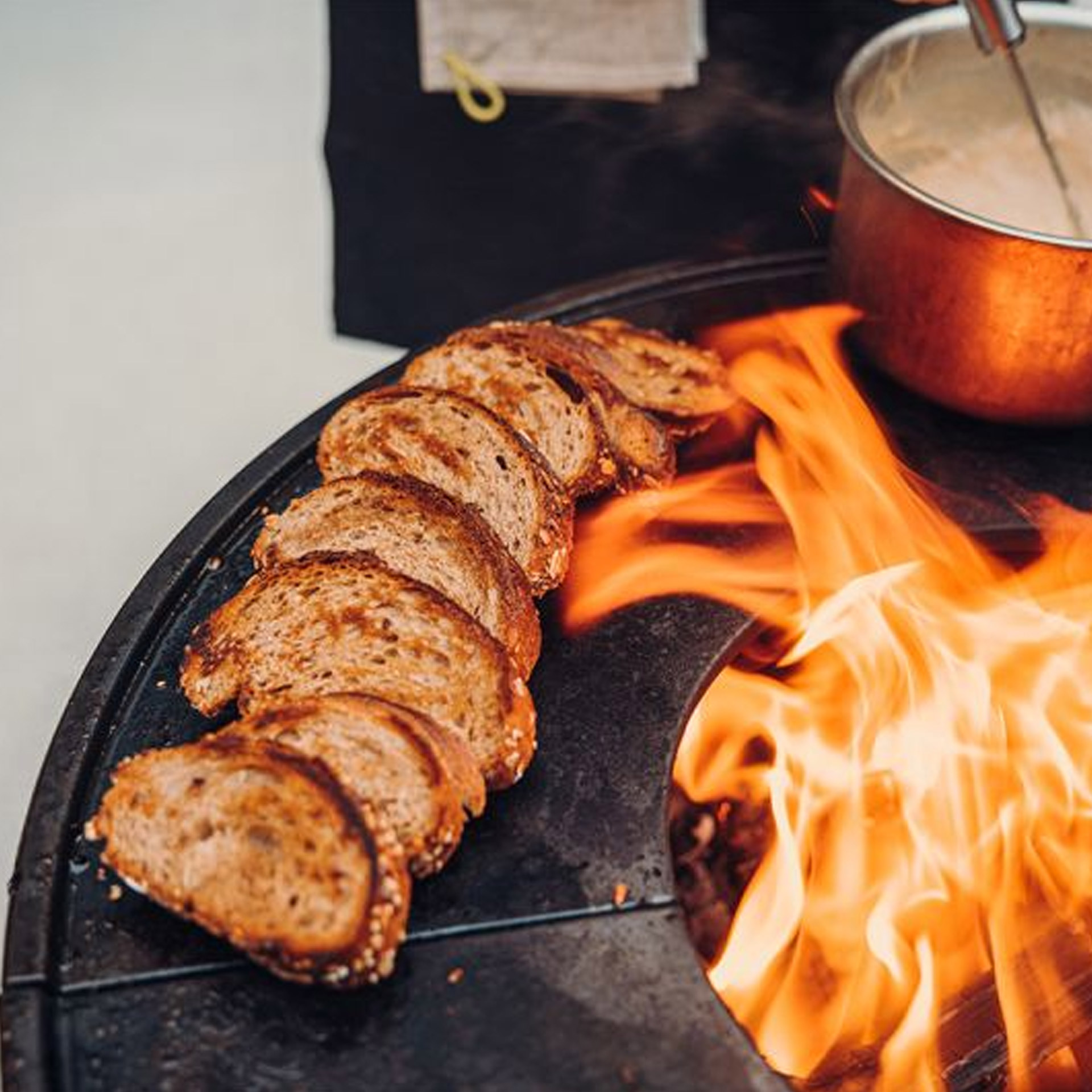 Plancha 70, brot, brotscheiben, grill, feuer, holzofen