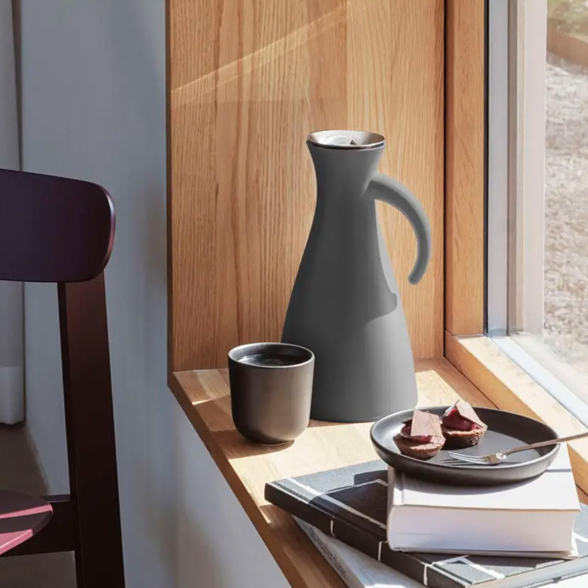 Vacuum Jug Elephant Grey 1.00 l, Karaffe, Whiskey-glas, Kaffeetisch, Holzfenster, Schale mit Kuchen