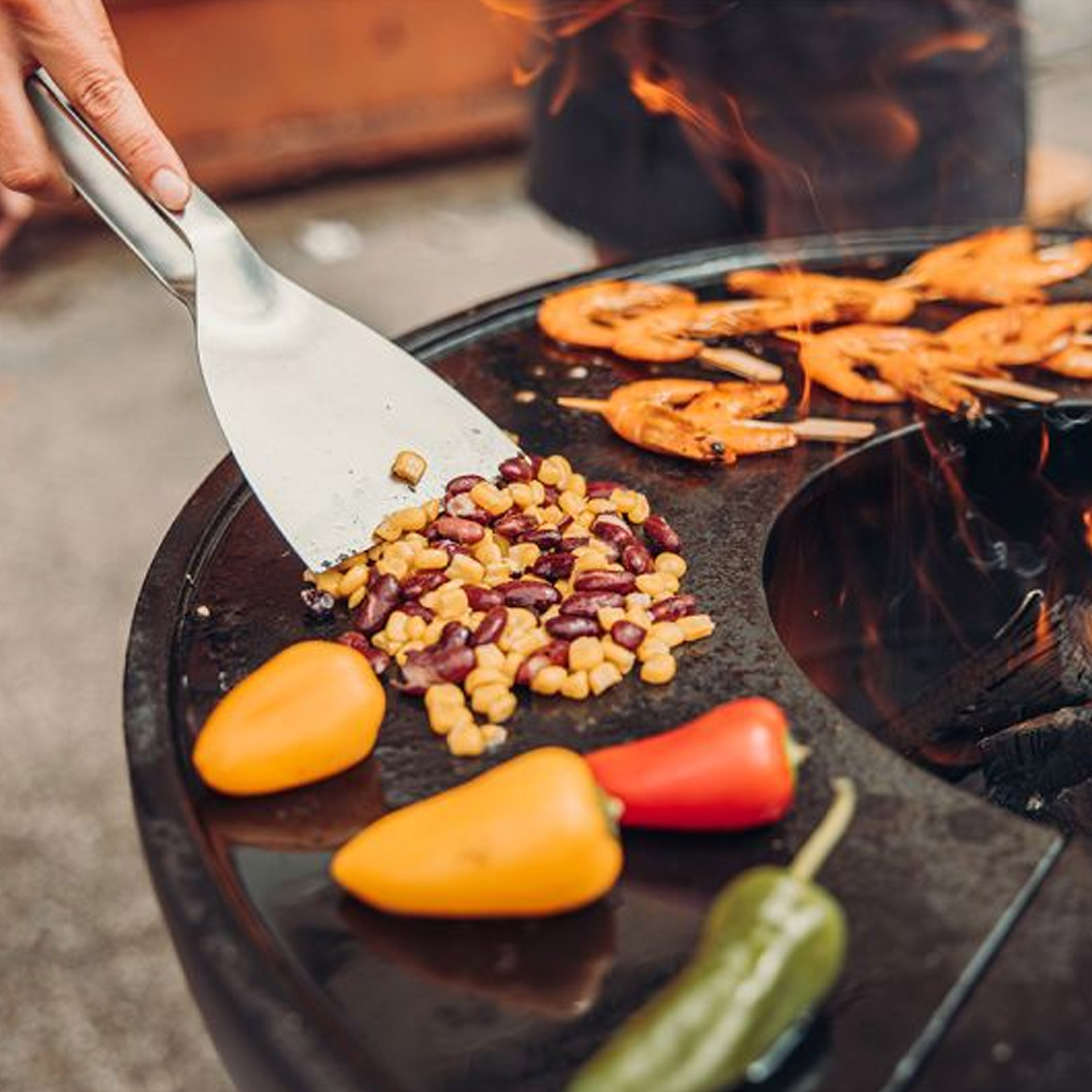 Scraper, Grillgemüse, Gemüsepfanne, Schale mit Gemüse, Maiskörner, Shrimps, Pfannenmesser