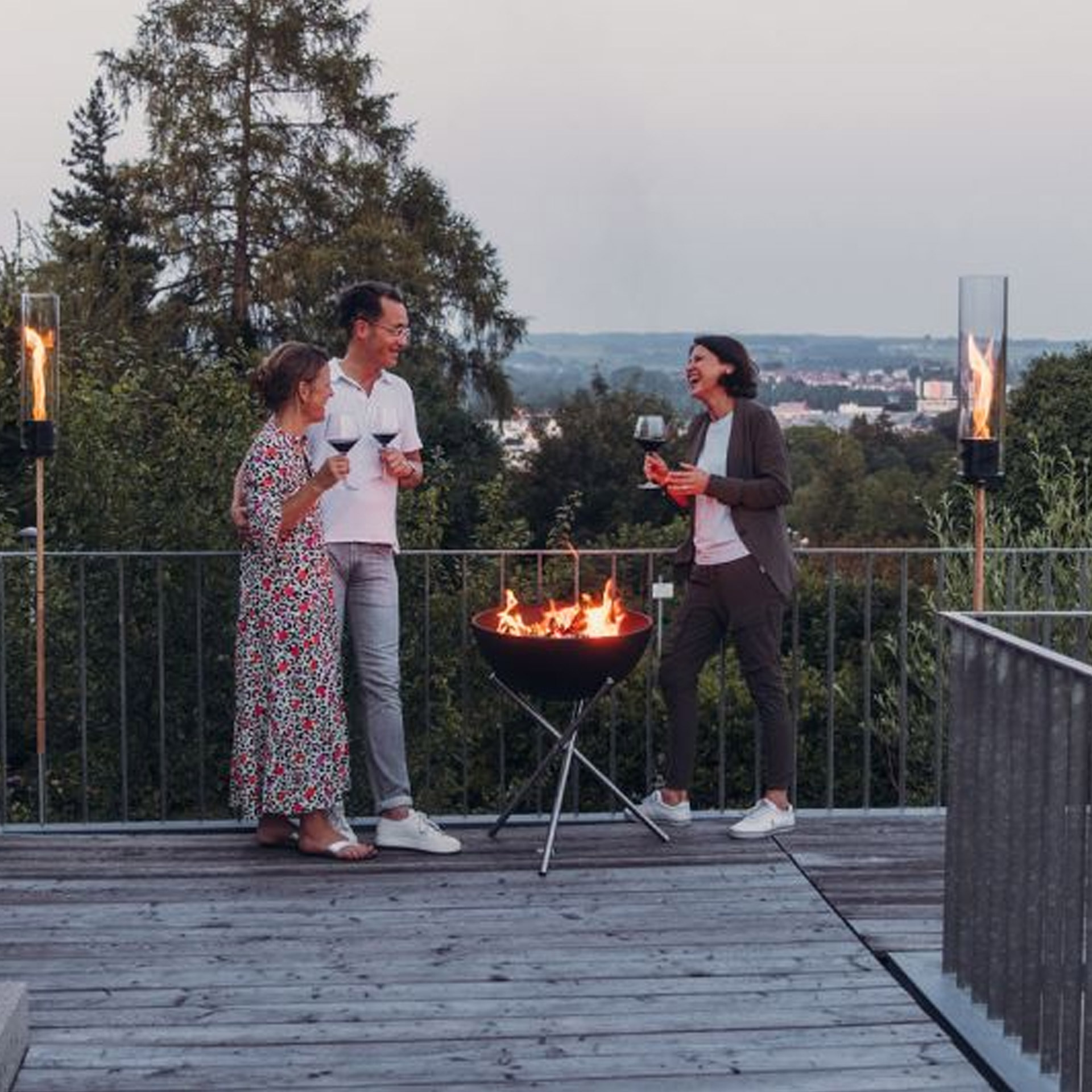 Fire Bowl 57 with tripod, Grill, Feuerkorb, Sommerabend, Terasse, Getränke