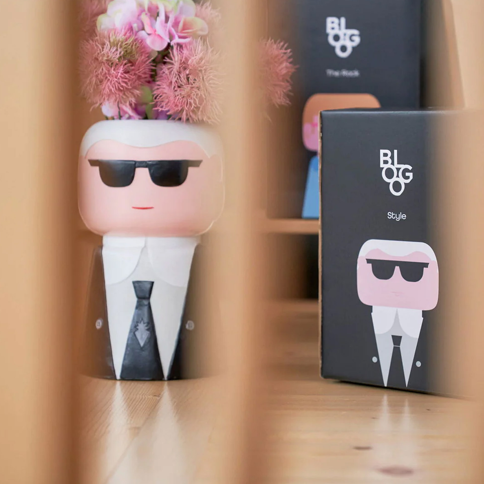 Vase Style 26 cm, Puppenfigur, Sonnenbrille, Kleidung: Anzug, Vase mit Blumen, Deko-Objekt
