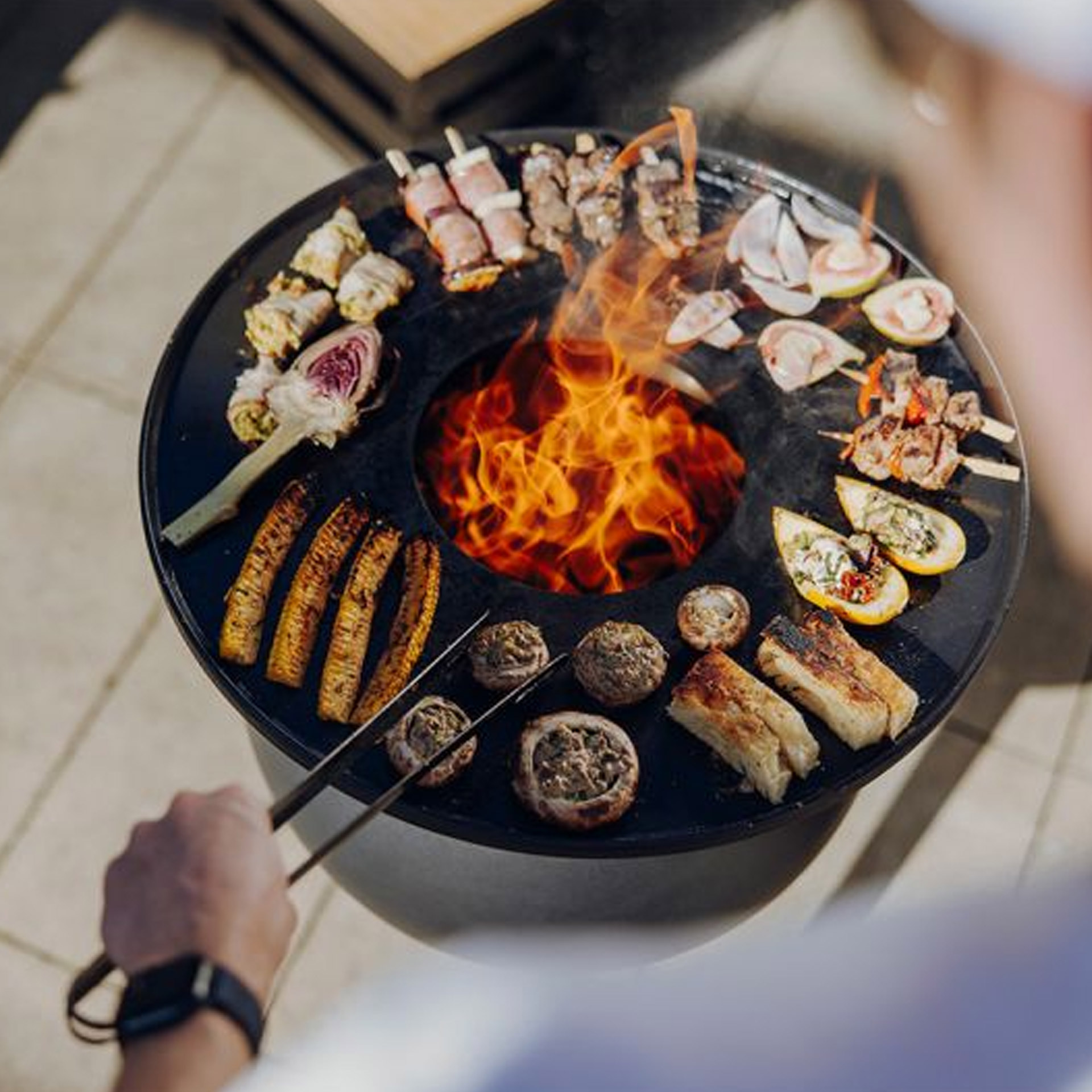 Plancha 45, Grillplatte, Rundgrill, Fleischspieße, Gemüsespieße, Briketts/Feuerplatz