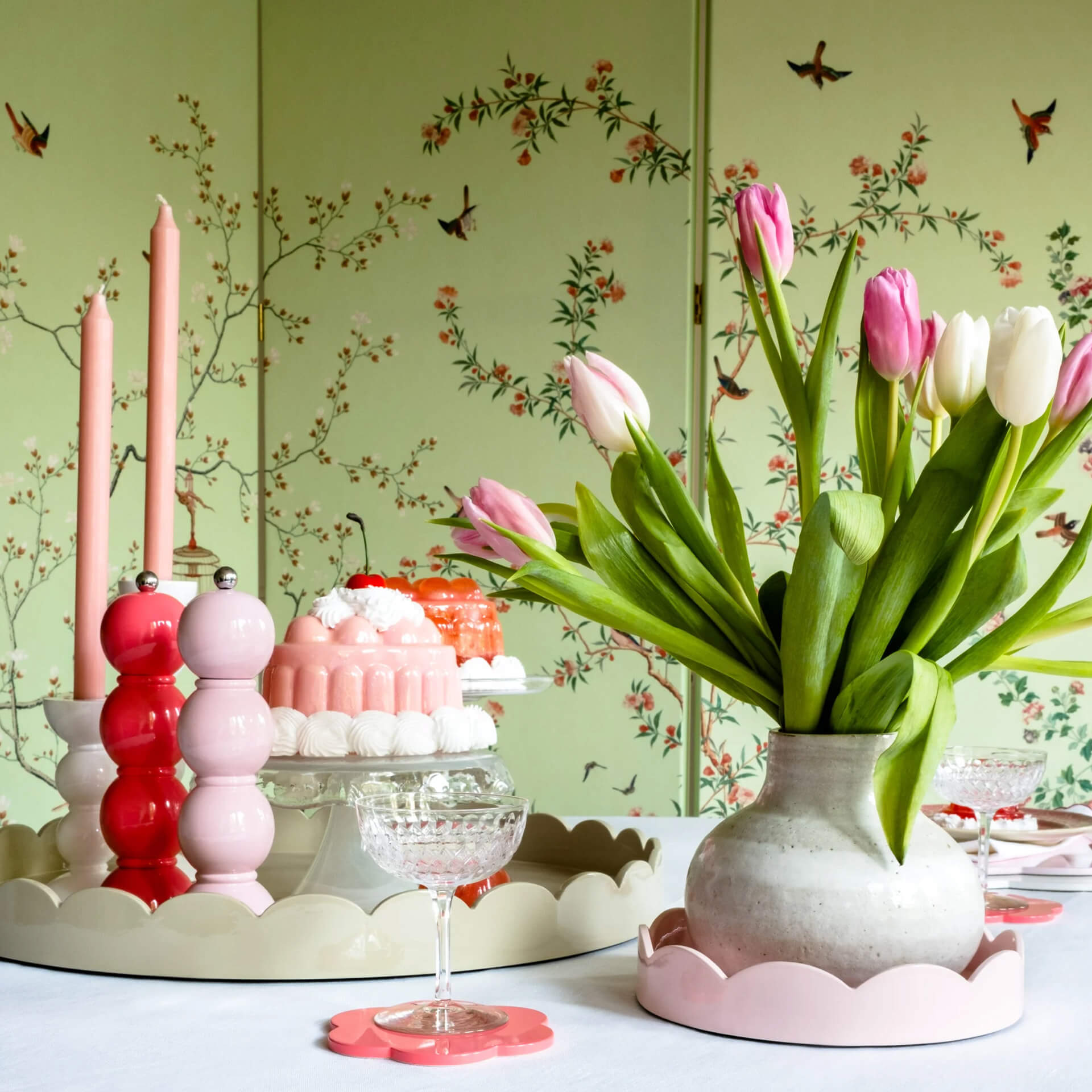 Salt- Pepper Mill watermelon pink 24 cm, tulpen, pink Kerzen, pink Kuchen, grüne Tapete, Vase