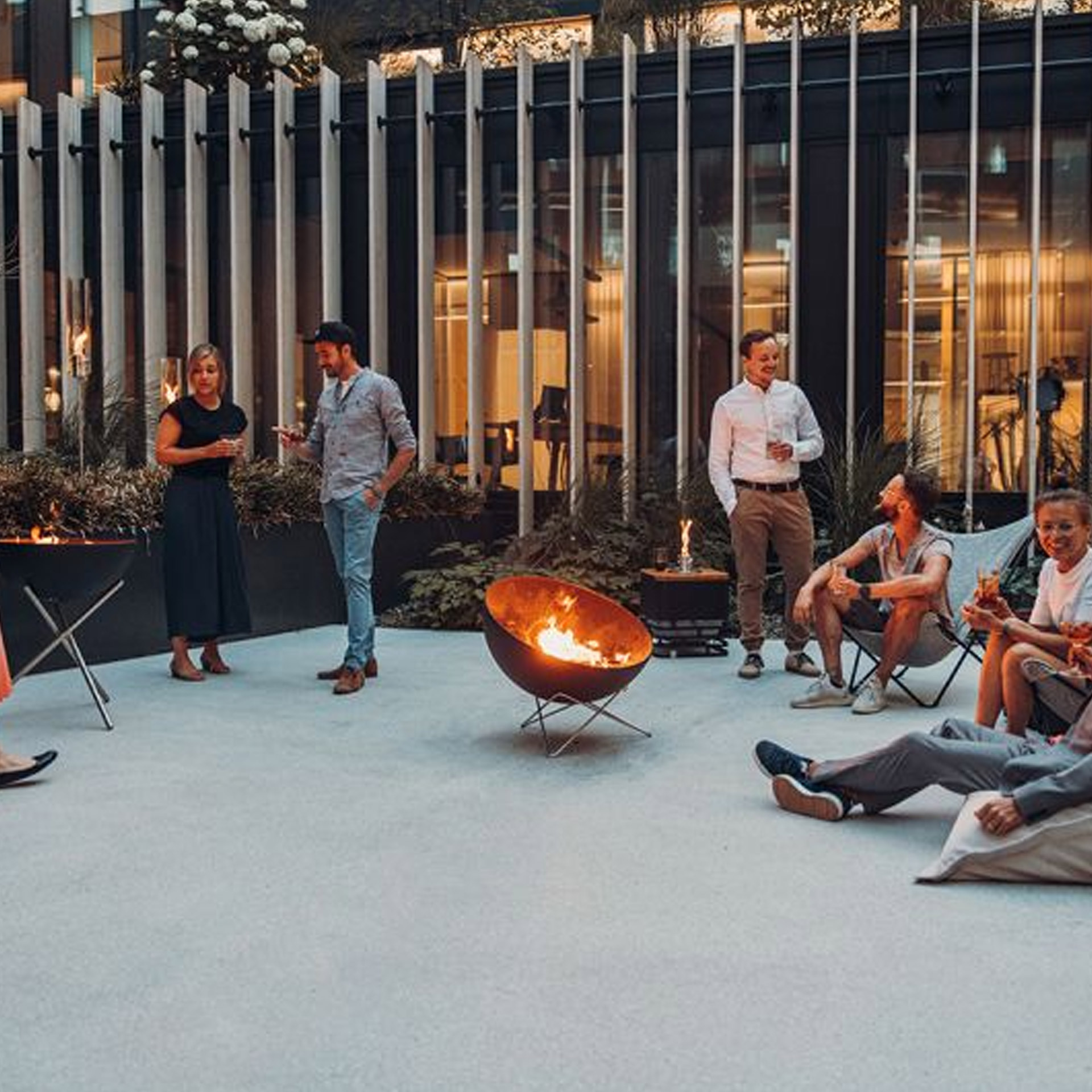 Tripod 70, outdoor Lounge, Feuerstelle, Personengruppe, moderner Innenhof, lässige Zusammenkunft