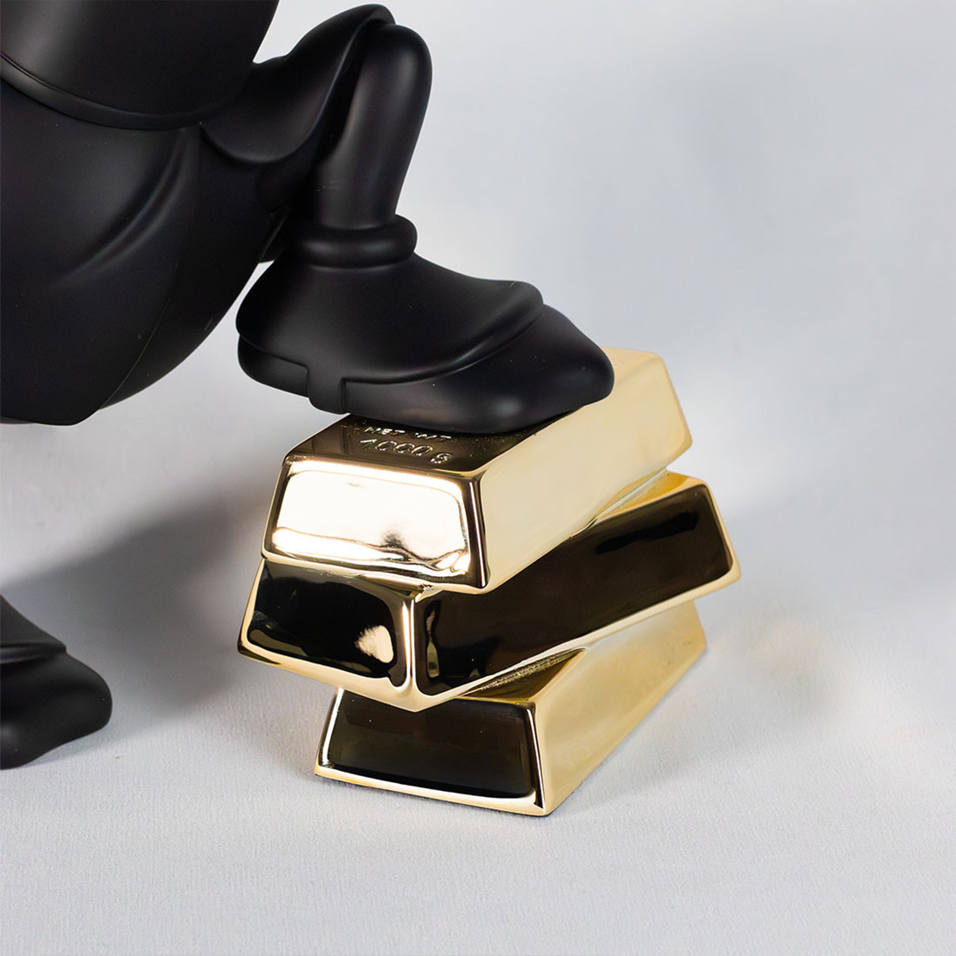 Uncle Scrooge with ignots schwarz & gold 30 cm, gold bars, gestapelte goldbarren, metallisch, goldfarbe, fußstatue berührung