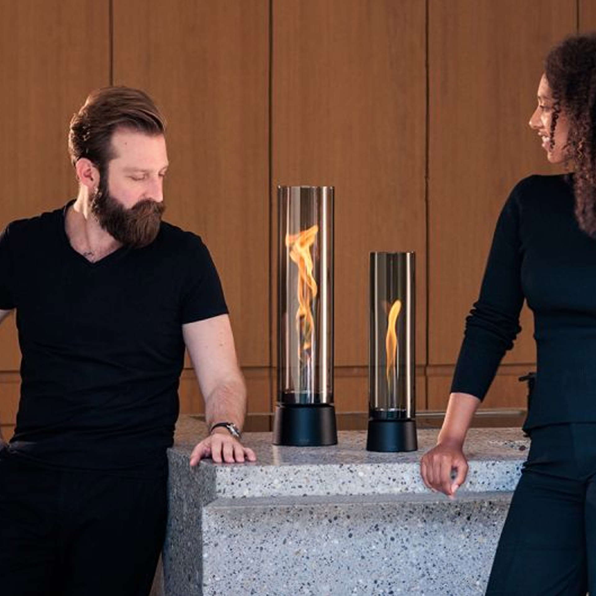 Tabletop Fireplace 1200 All Black, Gasfeuerstelle, Tischaufstellung, Flammen-Dekor, Röhrenkamin, modernes Zuhause