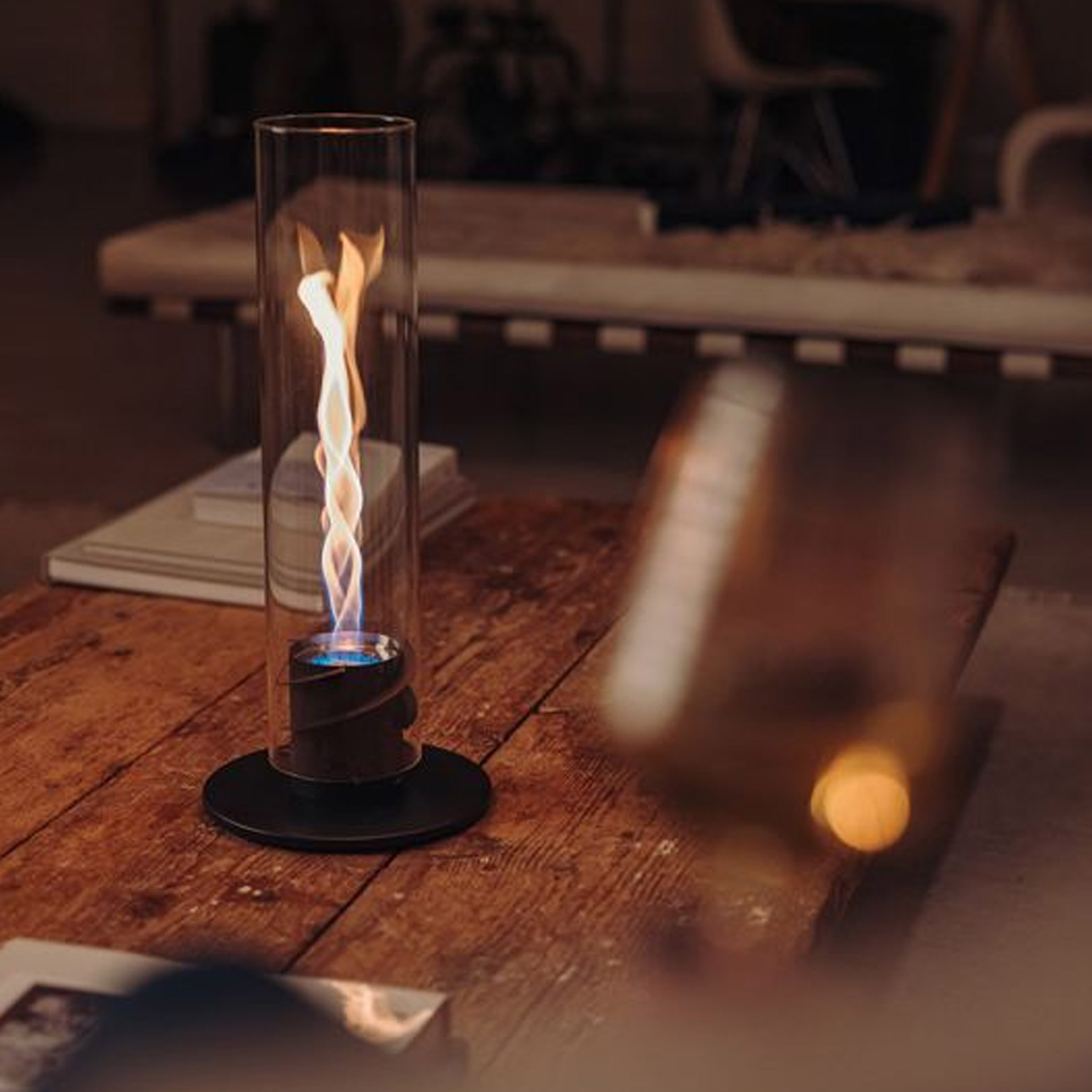 Tabletop Fireplace 900 Black, Lava-Lampe, Tischlampe, Glasschirm, Flamme, Holztisch