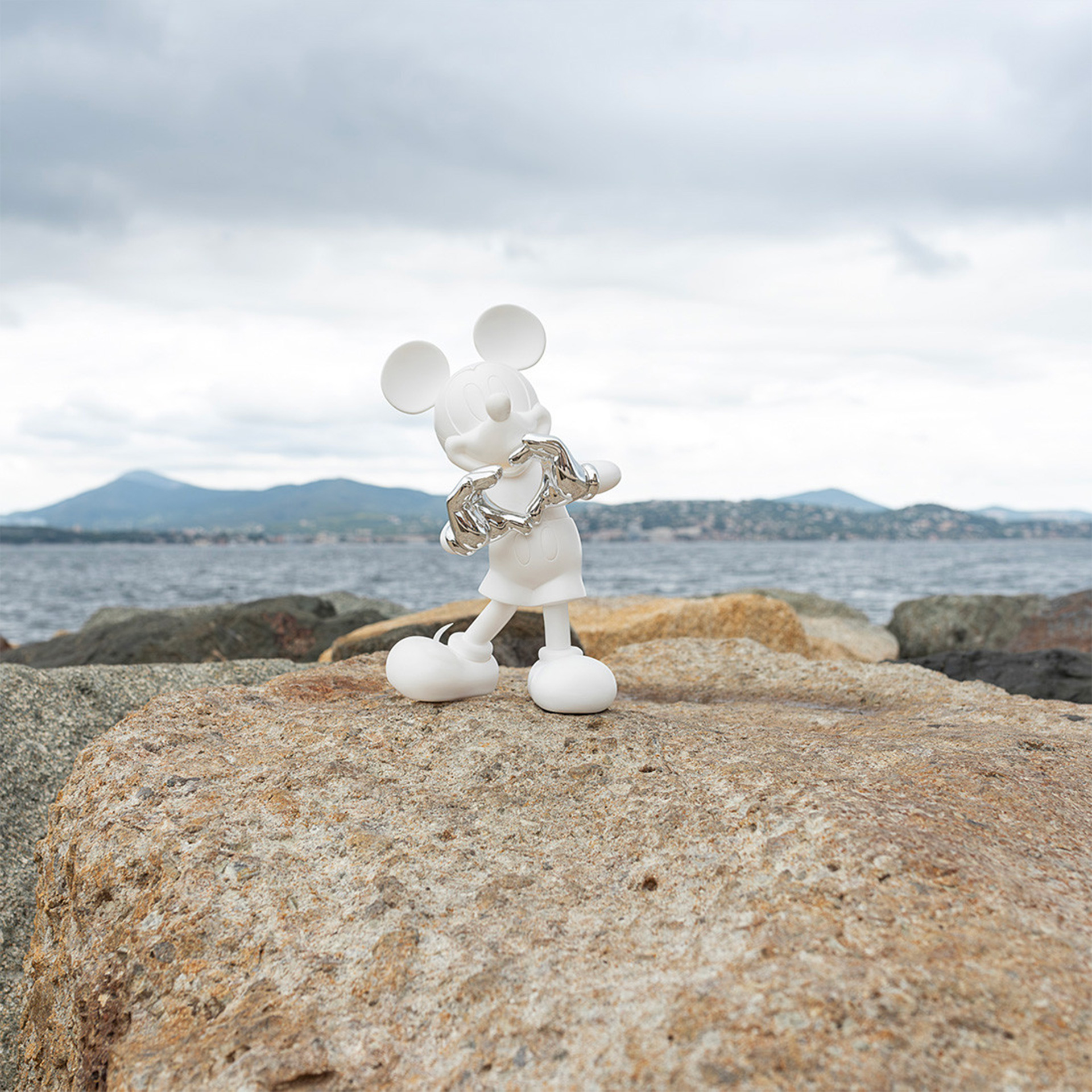 Mickey with Love by Kelly Hoppen white & silver 30 cm, Mickey Mouse Figur, Skulptur, weiße Figur, Metall-Accents, Stein/Fels-Setting