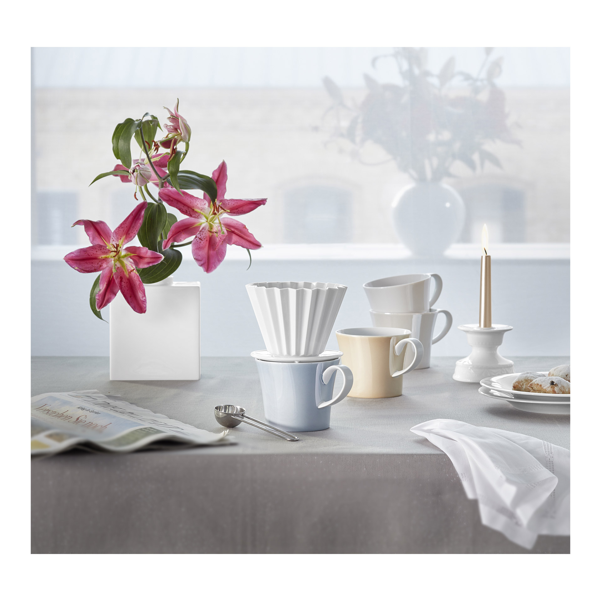 KPM Berlin, COLORS of BERLIN, Breakfast Cup Kreuzberg 0.30 l, Tassen, Kaffetassen, Blumen, Vase, Tafelsetup