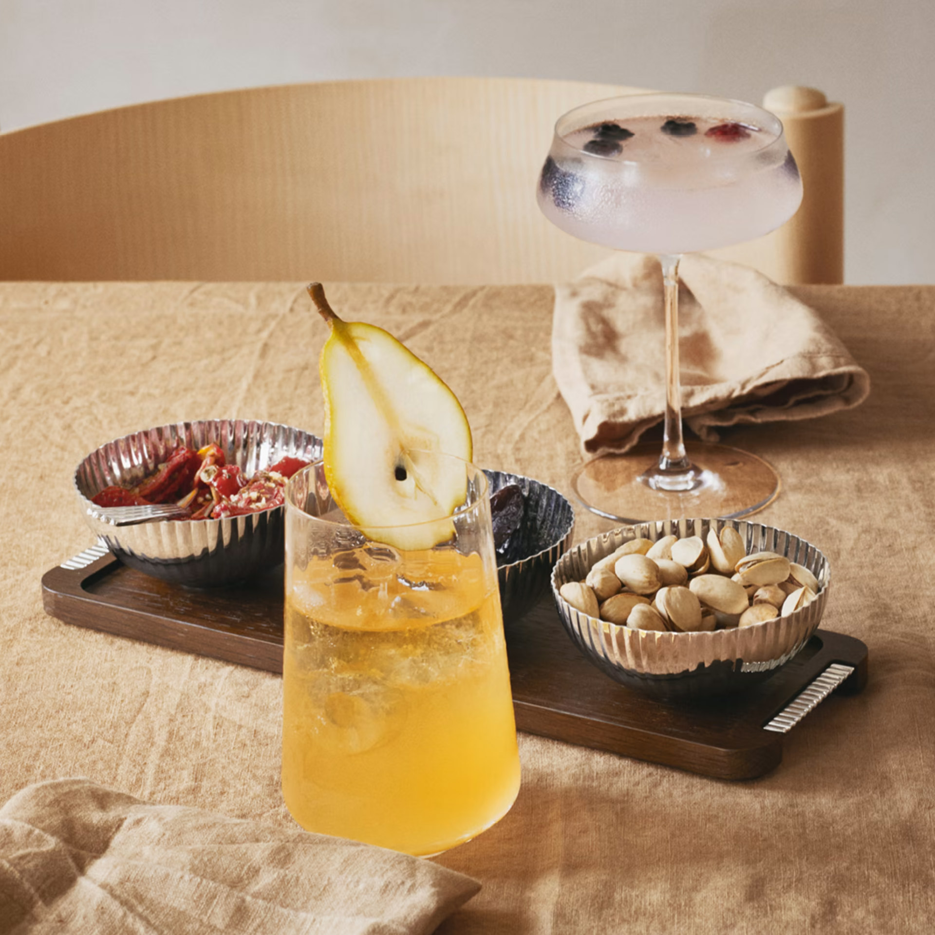 Tray with 3 Bowls, cocktail, Getränk, Orangensaft, Birnenscheibe, Nüsse