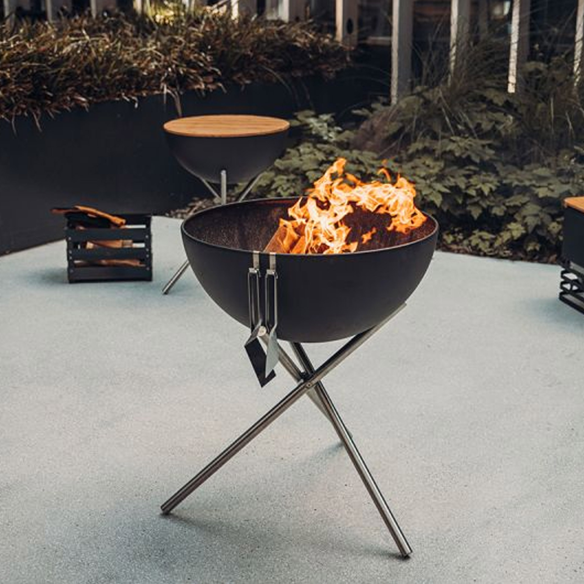 Fire Bowl 70 with tripod, Feuerkorb, Grillkugel, Outdoorküche, Stahlgestell, Flammen