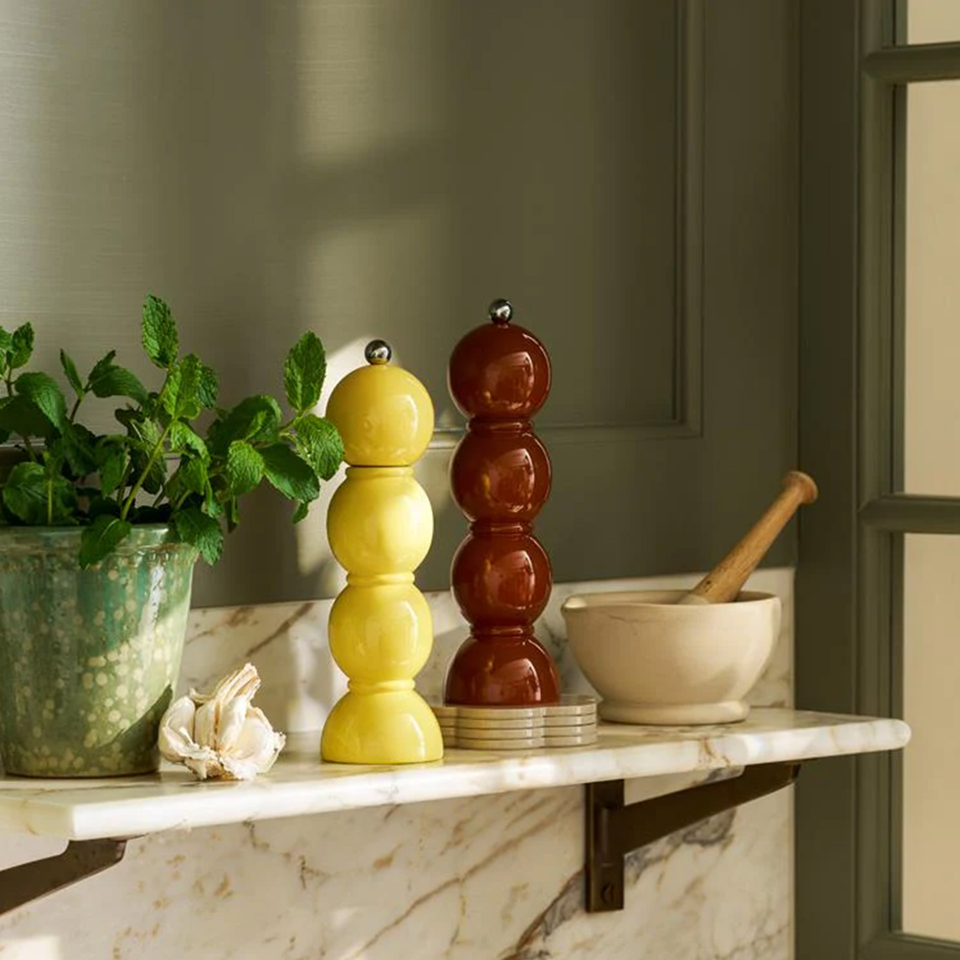 Salt- Pepper Mill buttercream 24 cm, Pfefferstreuer, Salz- und Pfeffermühle, Küchendekoration, gelber Pfeffermantel, brauner Pfeffermantel