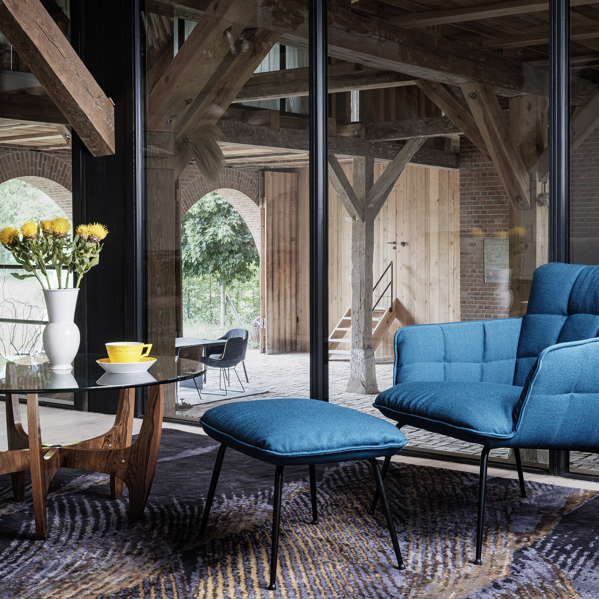 Vase 0, Sessel, Sessel mit Pouf, Blaue Polsterung, Glas-Tisch, Wohnzimmer-Set