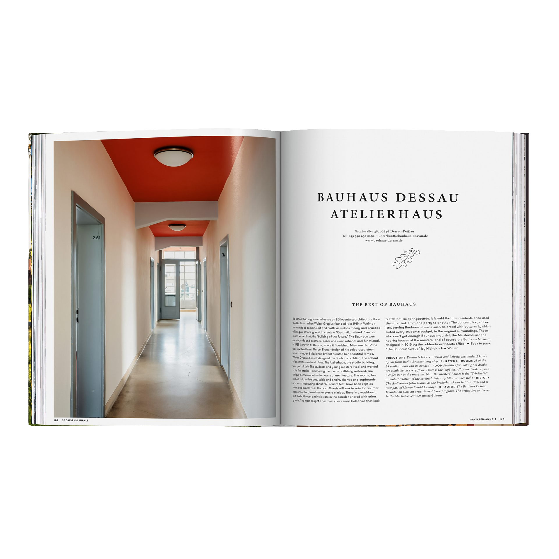 Coffee Table Book Great Escapes Germany, Flur, roter Deckenbereich, Innenraum, Korridor, Ausstellungsbereich