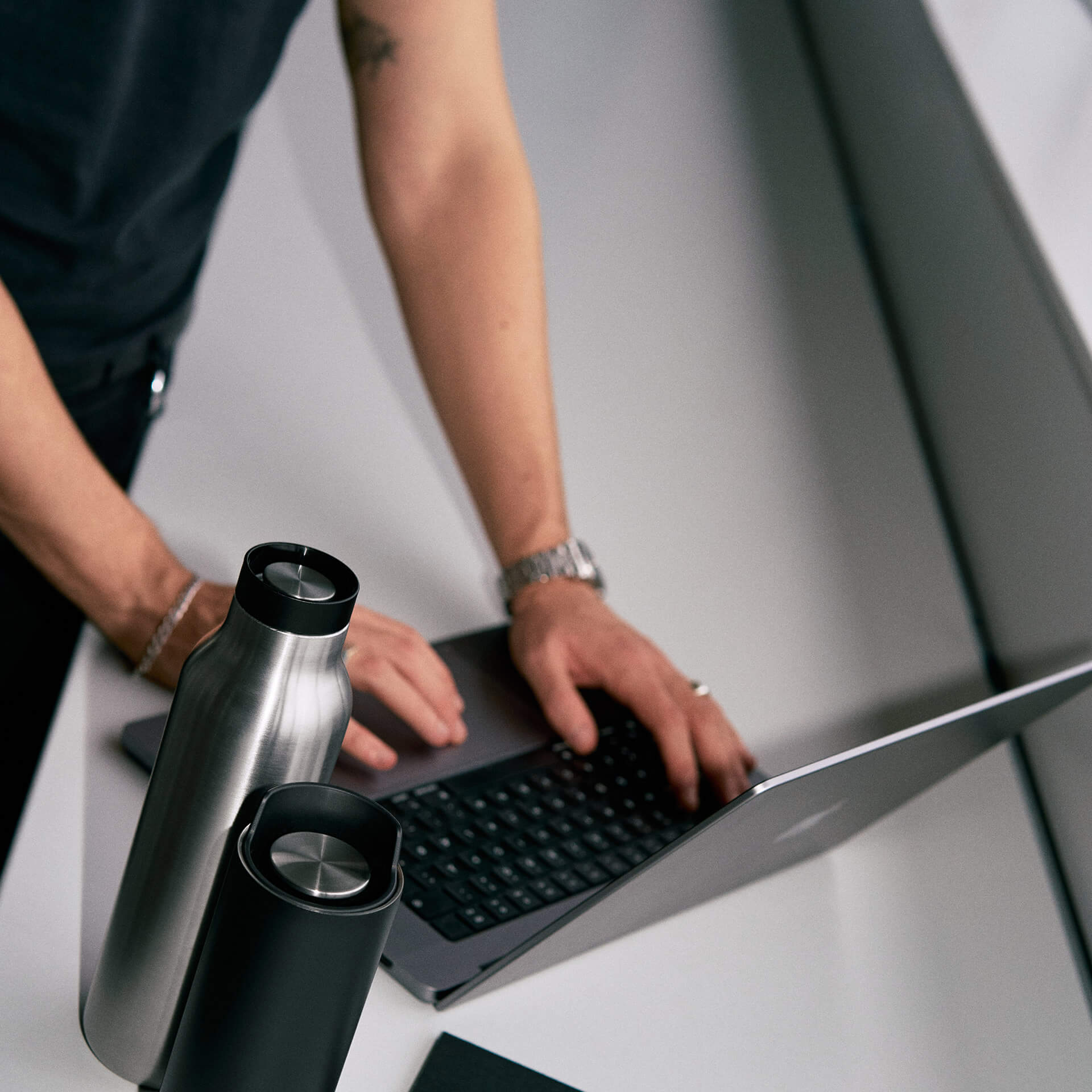 Urban Thermosflasche Stainless Steel 0.70 l, laptop, hände, wasserflasche, metallflasche, bürotisch