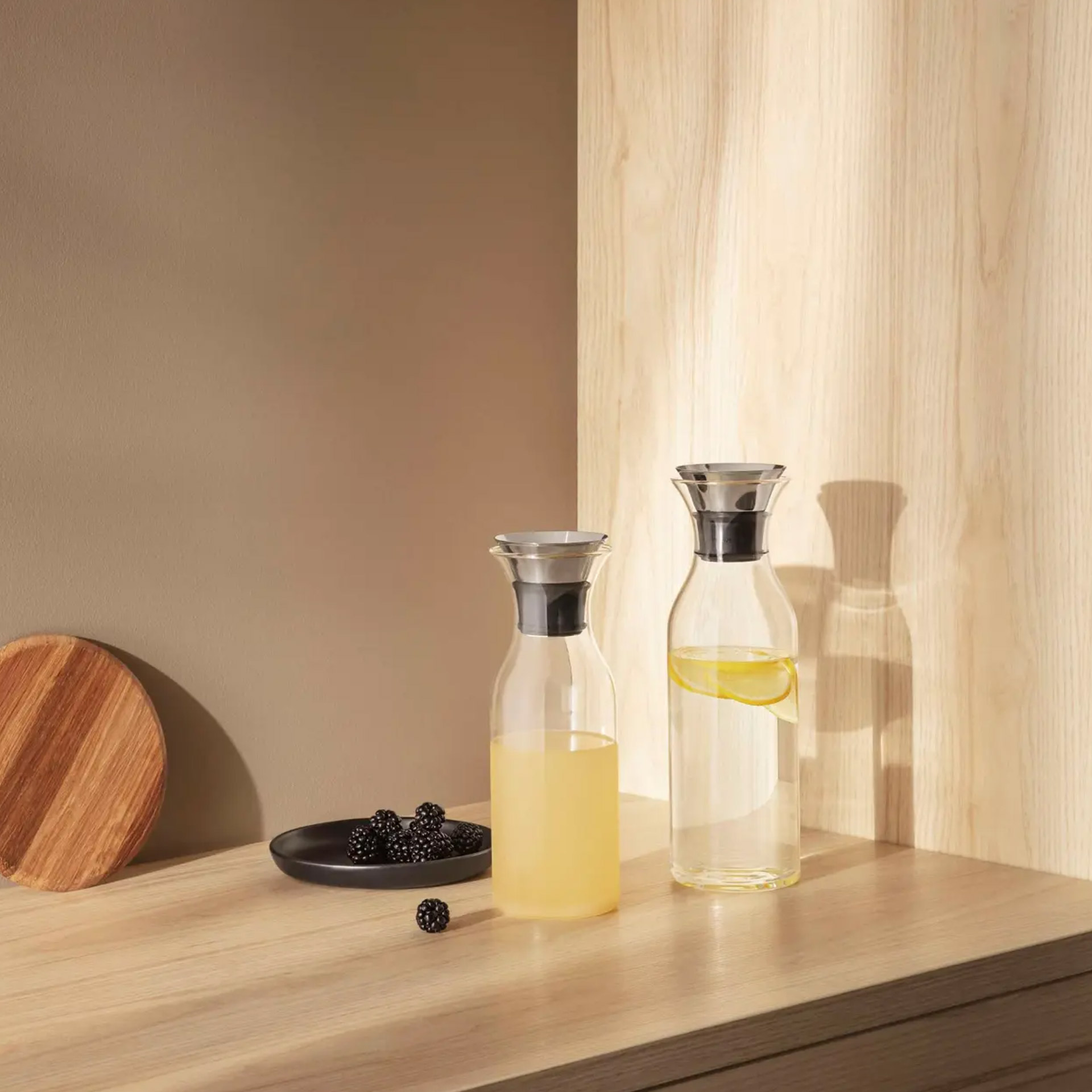 Fridge Carafe1.00 l, Gläser, Ölspender, Karaffe, Holztisch, Zitrone