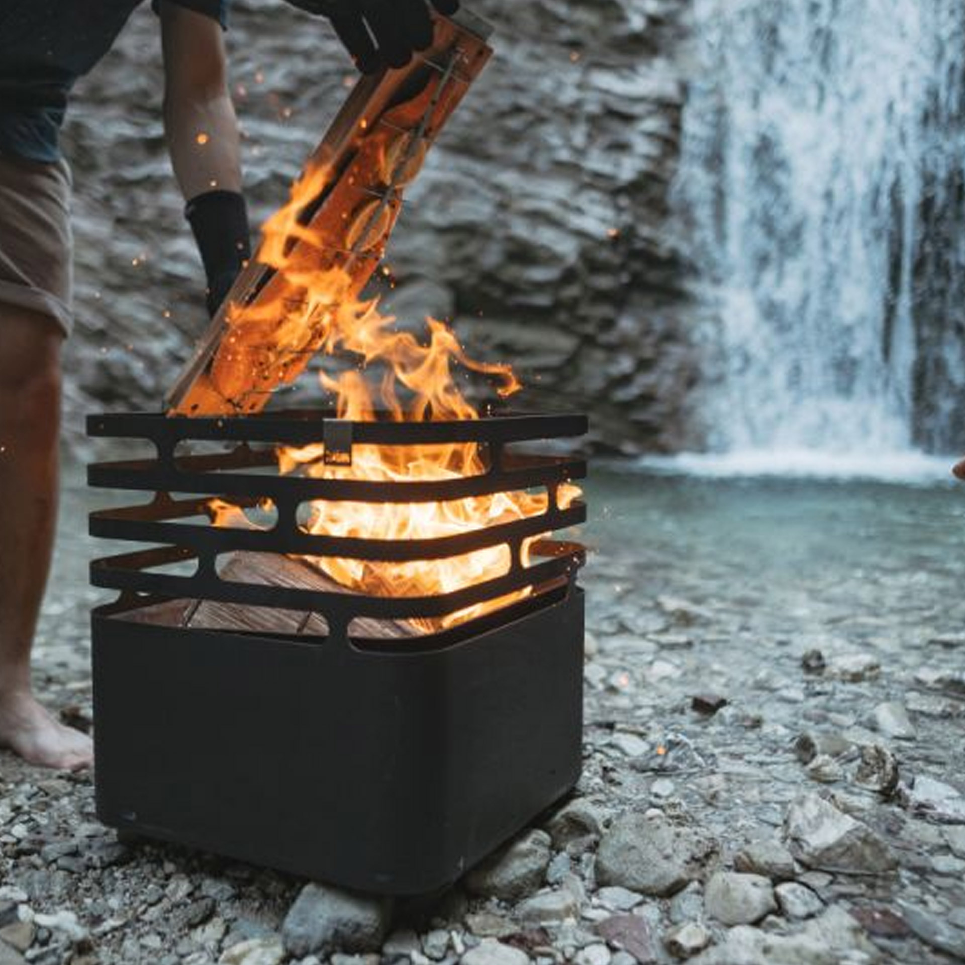 Flame-grilled salmon board, Feuerstelle, Feuerkorb, Outdoor, Steinstrand, Holzverbrennung