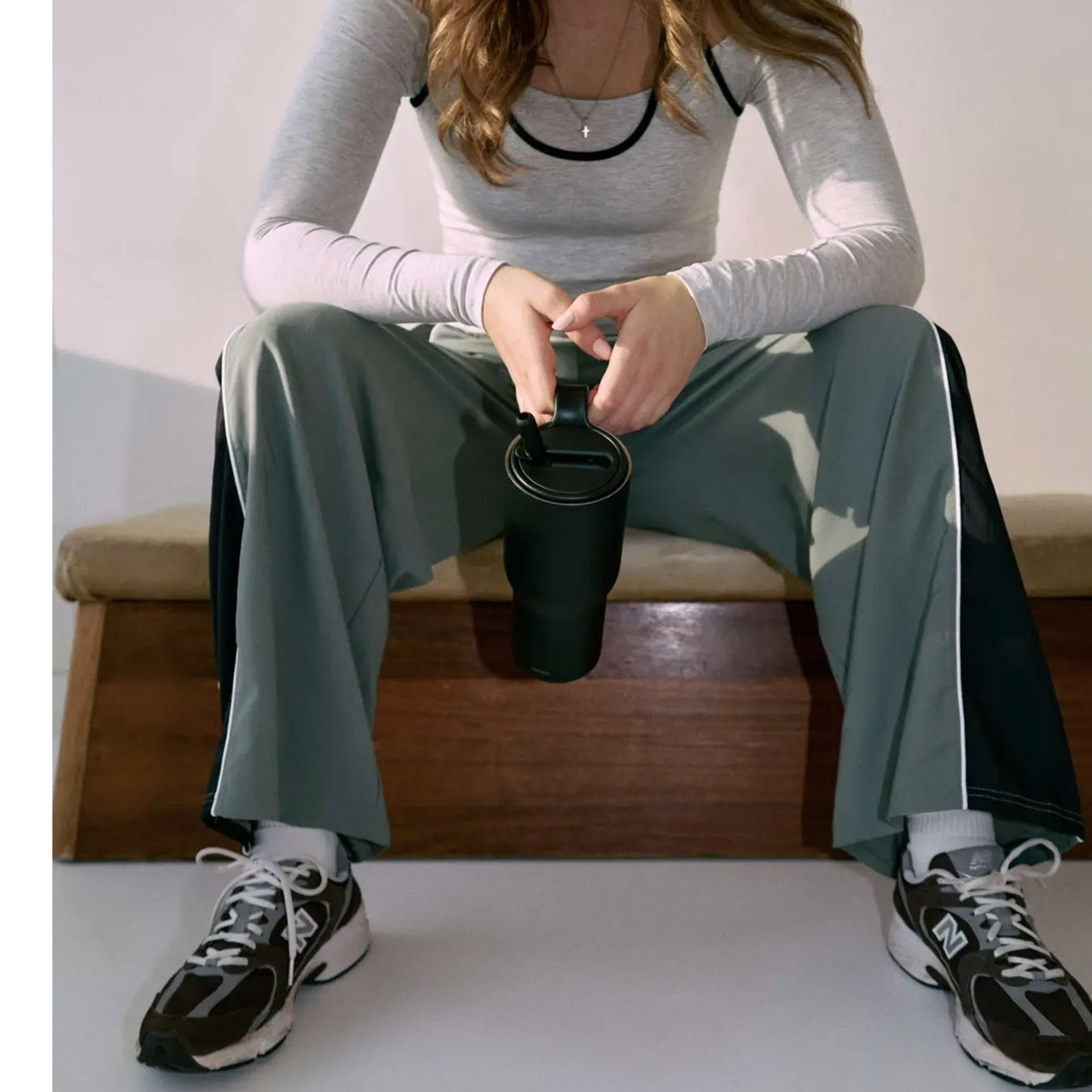 Sip'n'Go Tumbler Black 0,90 l, Zerknopf, Kurzejacke, Sporthose, Trinkflasche, Laufschuhe