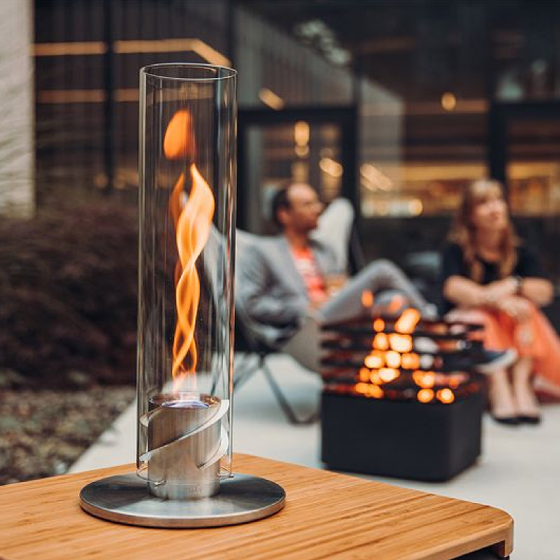 Tabletop Fireplace 900 Silver, Gasheizstrahler, Terrassenheizung, Flamme, Gehäuse Edelstahl, Holztablett