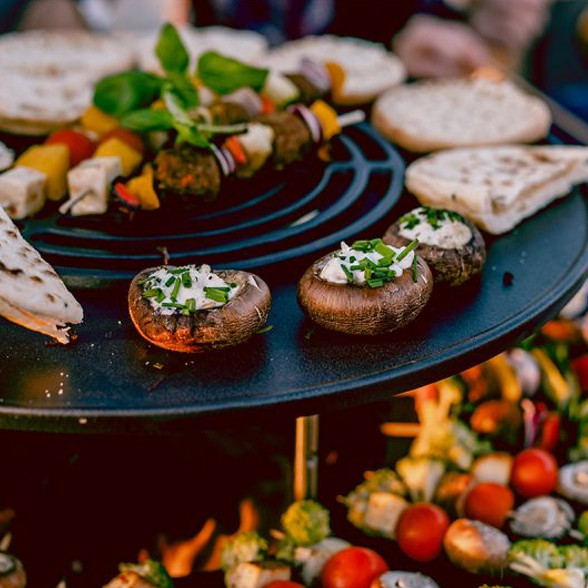 Warming ring 57, champignon, gefüllter champignon, gegrilltes gemüse, brot, spieße