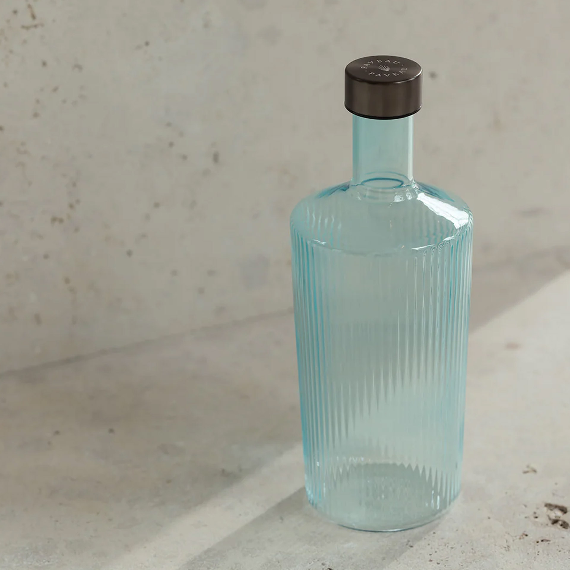 Paveau, Ribbed Elegance, glass bottle Lucky 1.25 l, geflochtete Flasche, Glasflasche, blaues Glas, Verschlusskappe, transparente Flasche