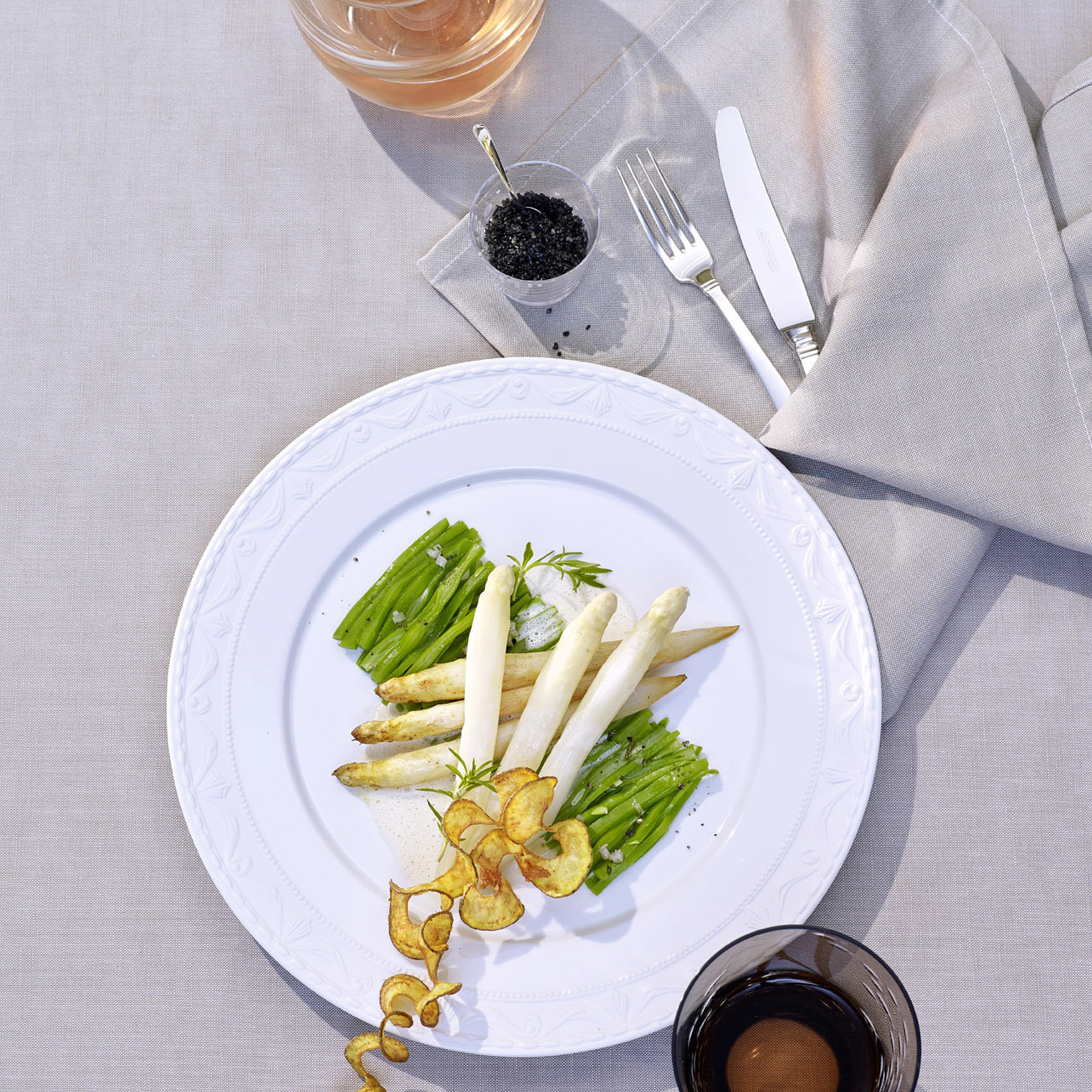 Soup Plate 25 cm, weiße spargel, grüne spargel, gerichte plating, kartoffel chips, teller mit gemüse