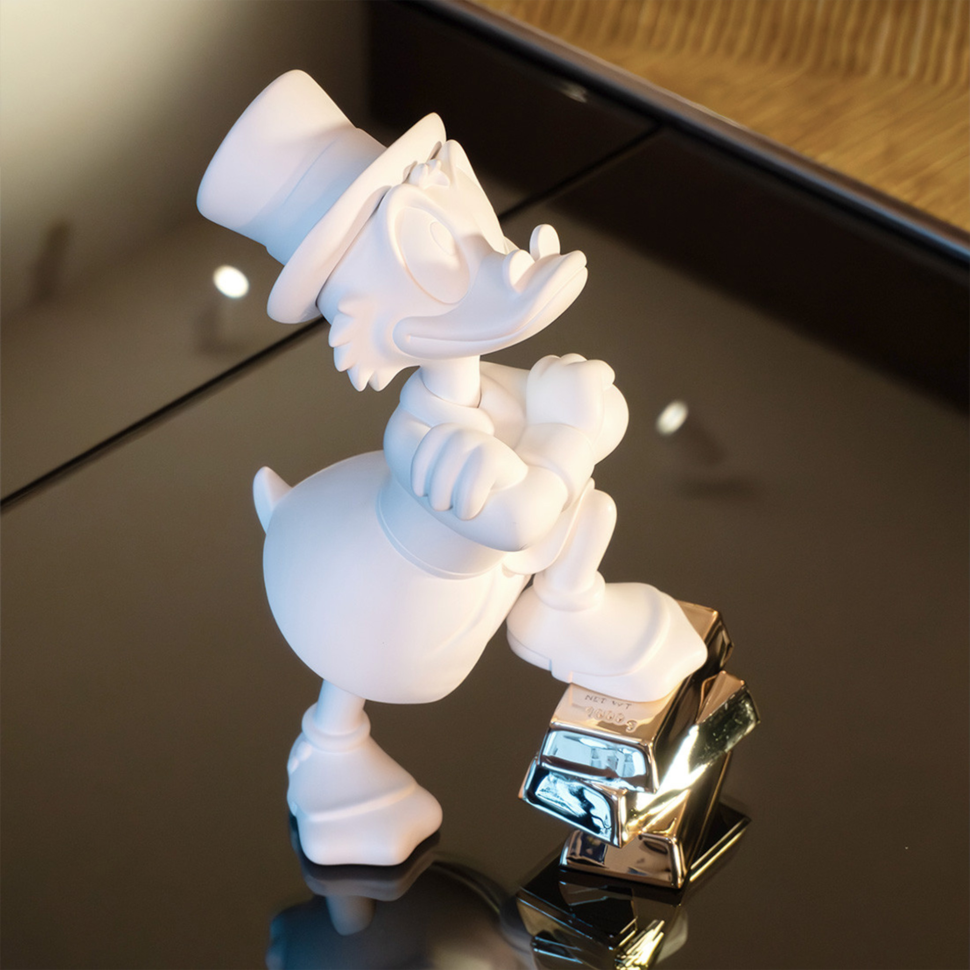 Uncle Scrooge with ignots white & gold 30 cm, Figurine, Weißes Figur, Cartoon-Hund, Zylinderhut, Metallblöcke