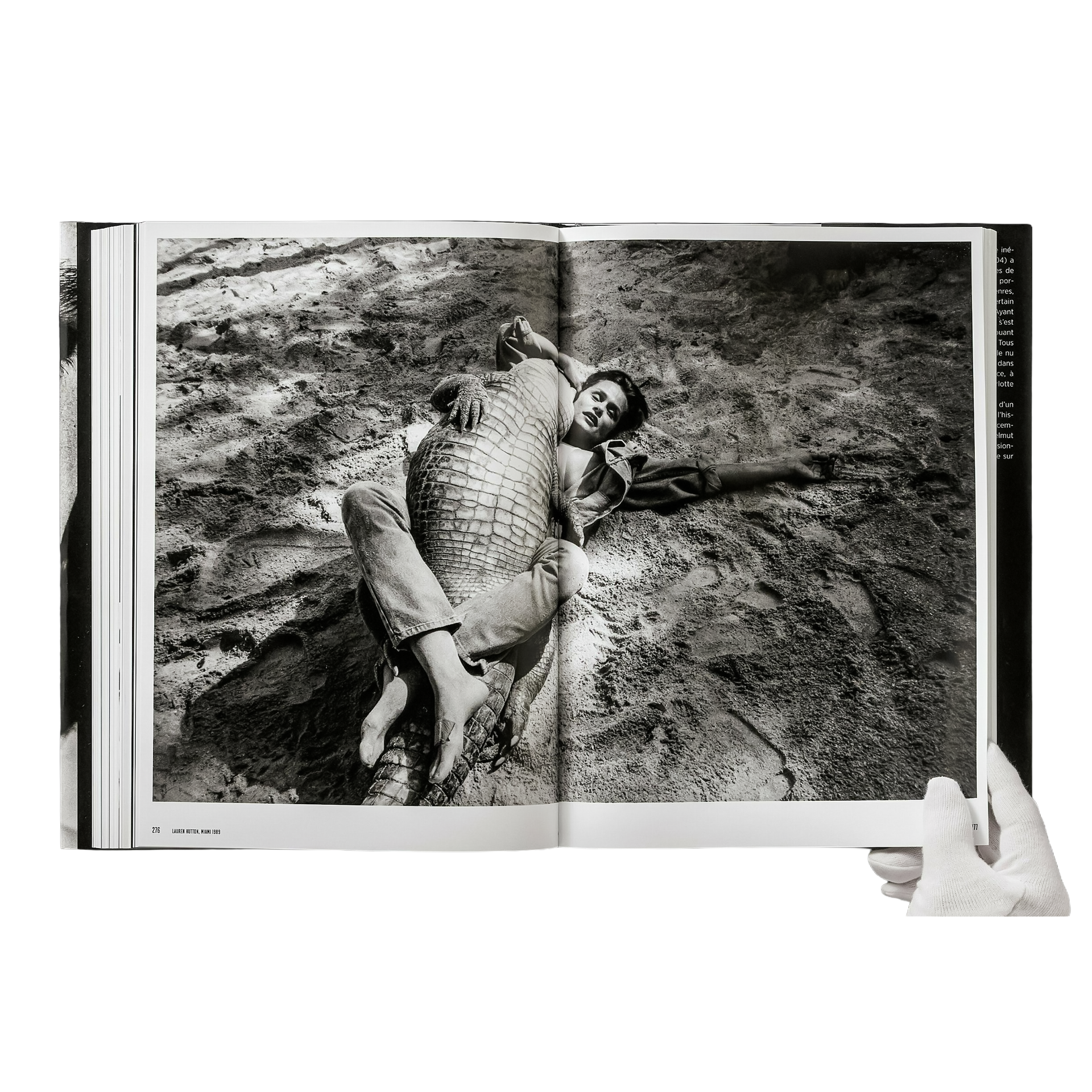 Coffee Table Book Helmut Newton. Legacy, Schwarz-Weiß-Fotografie, Person mit Krokodil, Hände Halten, Buch-Fotografie, Sandkulisse