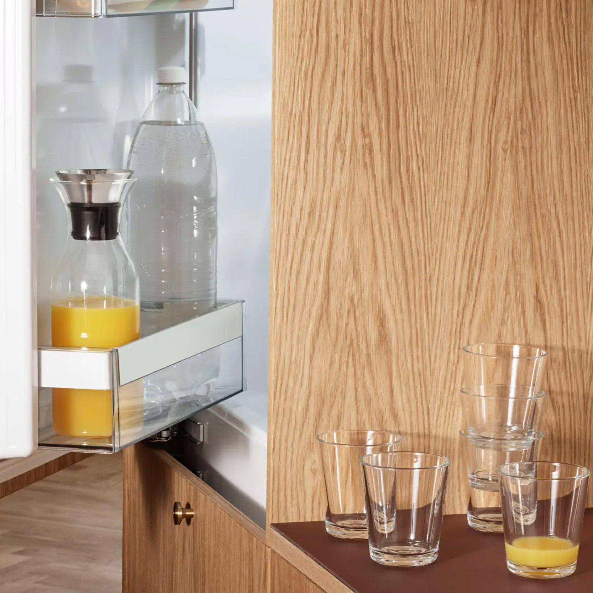 Fridge Carafe1.00 l, Kaffeemaschine, Karaffe, Orangensaft, Gläser, Holzmöbel