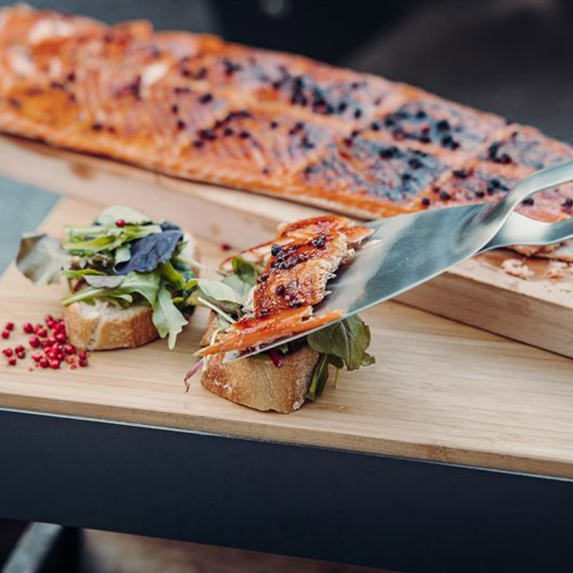 Flame-grilled salmon board, Pizza, Pizza-Scheiben, Grill, Rucola, Basilikum