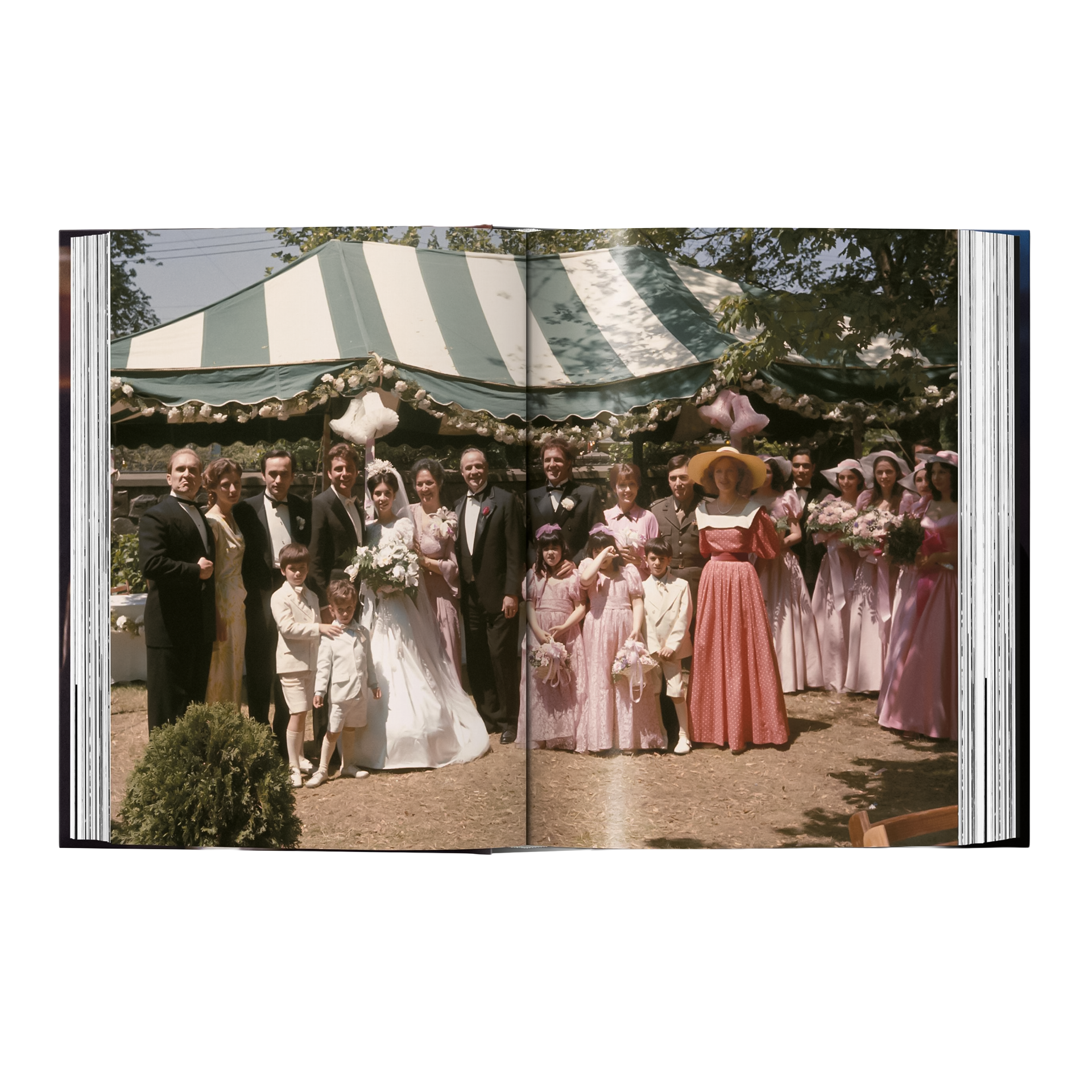 Coffee Table Book Steve Schapiro. The Godfather Family Album, hochzeit, braut, familiengruppe, hochzeitsgesellschaft, strickband