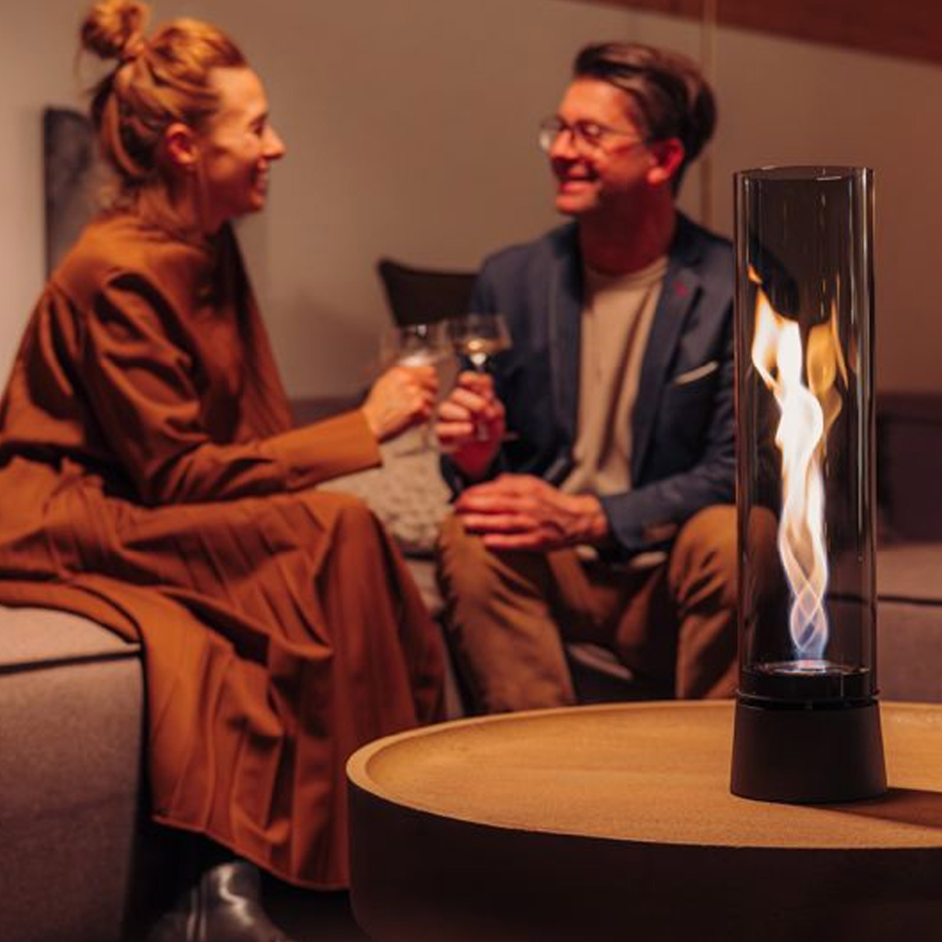 Tabletop Fireplace 1200 All Black, Lounge, Wohnzimmer, Gasfeuerstelle, Glamour, Paar