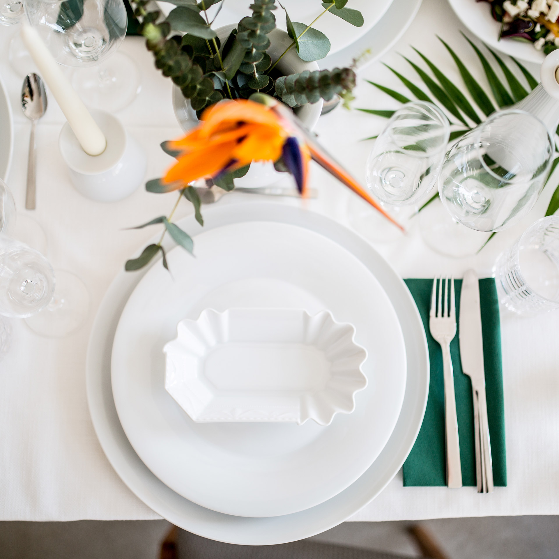 Currywust Bowl With Fork Duo Set, Tischdecke, Weißes Geschirr, Blumenarrangement, Gläser, Besteck