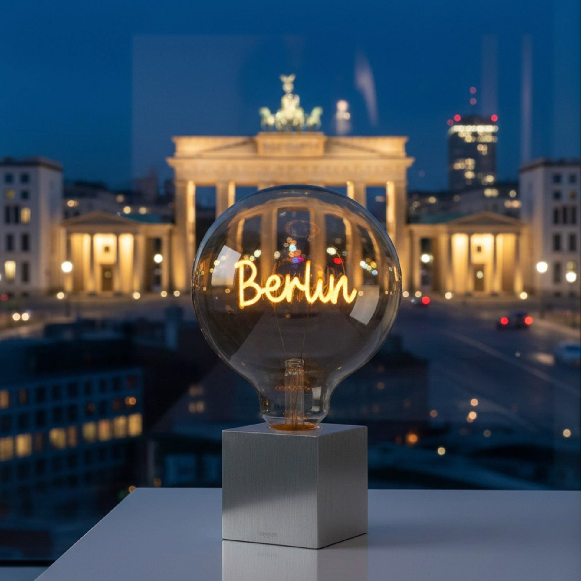 LED decorative bulb Berlin, Globus-Lampe, warme Glühbirne, LED-Filament, transparente Kugel, Berlin-Hintergrund