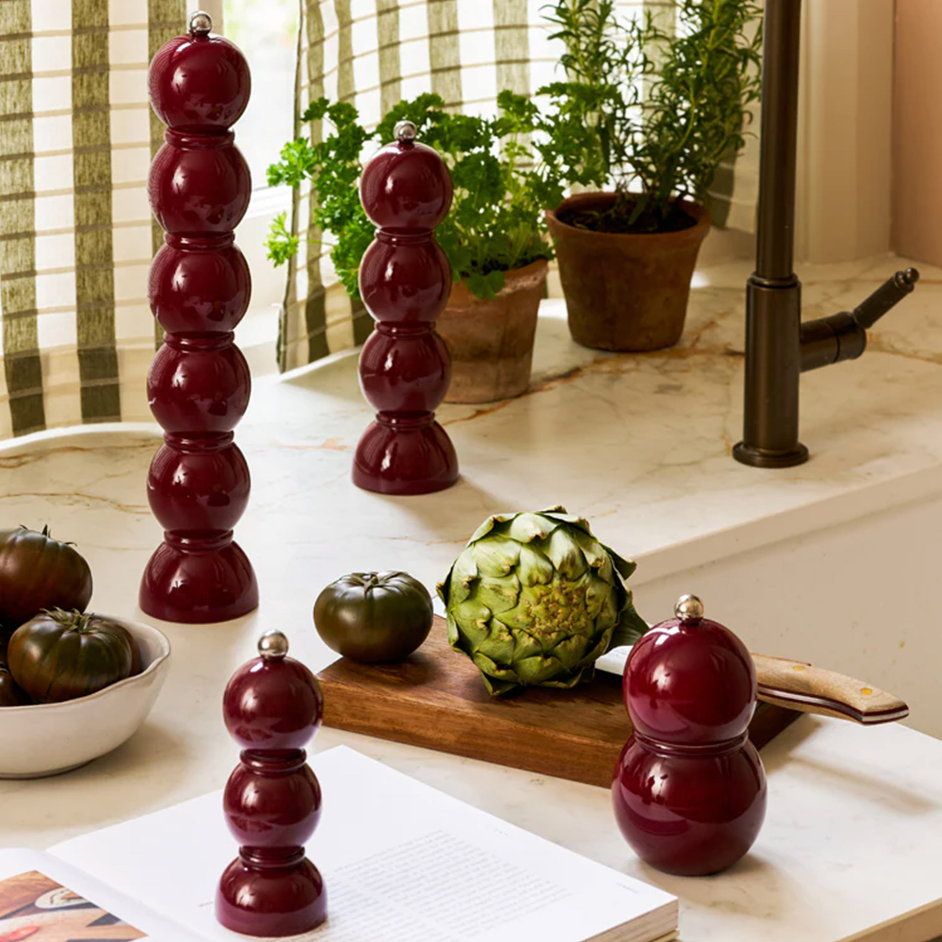 Addison Ross, Chubbie, Salt- Pepper Mill cherry 12 cm, figur, Dekorationsfigur, Wein-/Kugelstab, Artischocken-ähnliche Deko, rote Kugeln