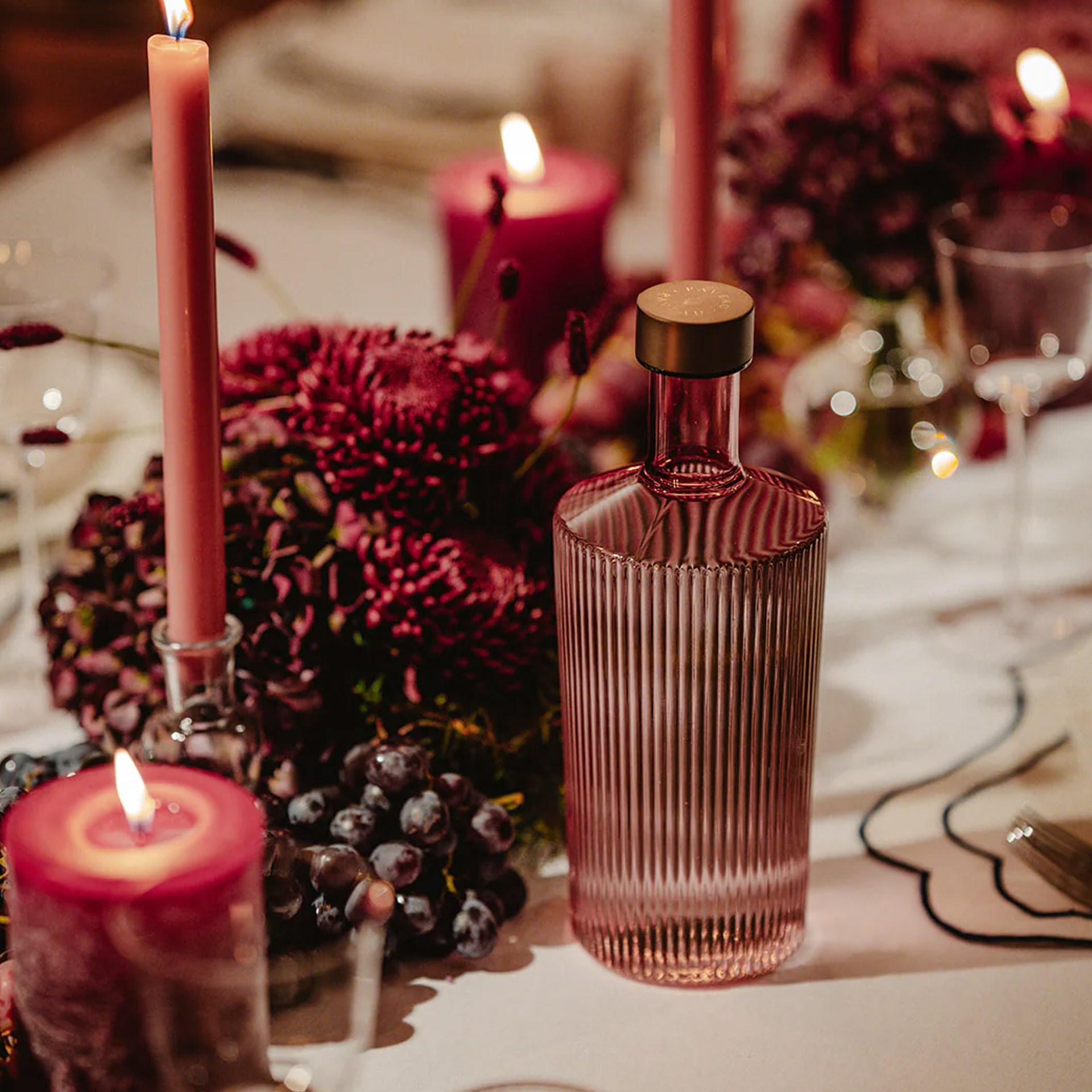 Glass bottle Broome 1.25 l, rosé Flasche, gerippte Glas, pinkfarbene Flasche, Kerzen-Dekoration, Tischdeko
